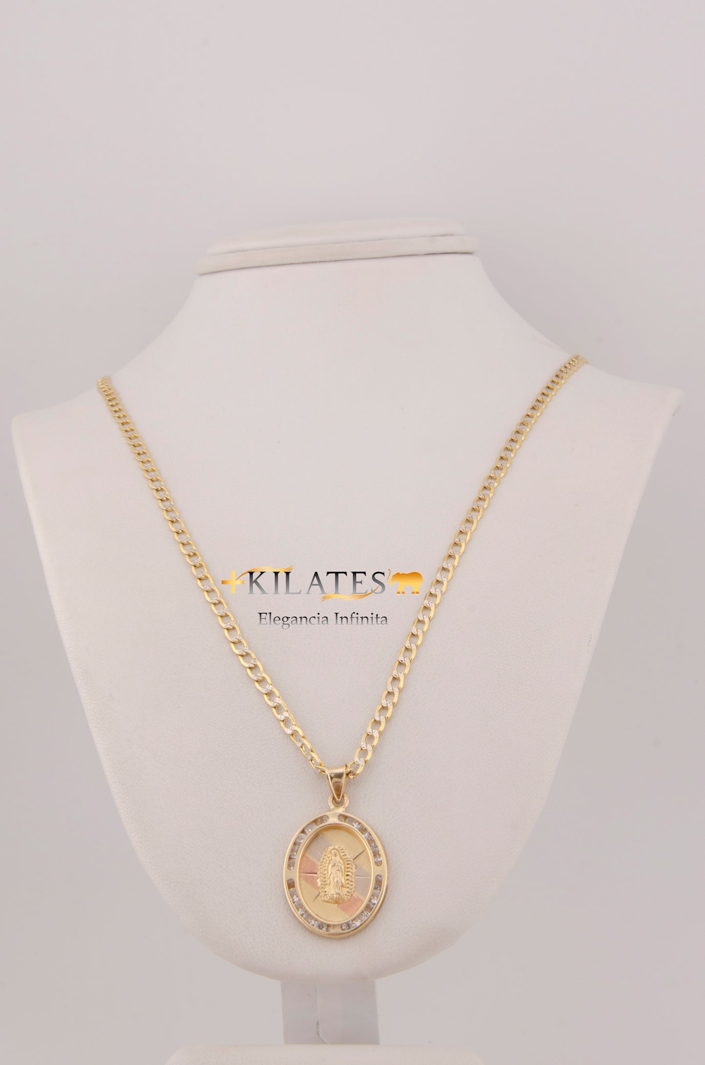 "CADENA DE 60CM PARA ADULTO ESTILO CUBANA DIAMANTADA CON DIJE OVALADO GRANDE DE LA VIRGEN. ORO 10K. #775-2909"