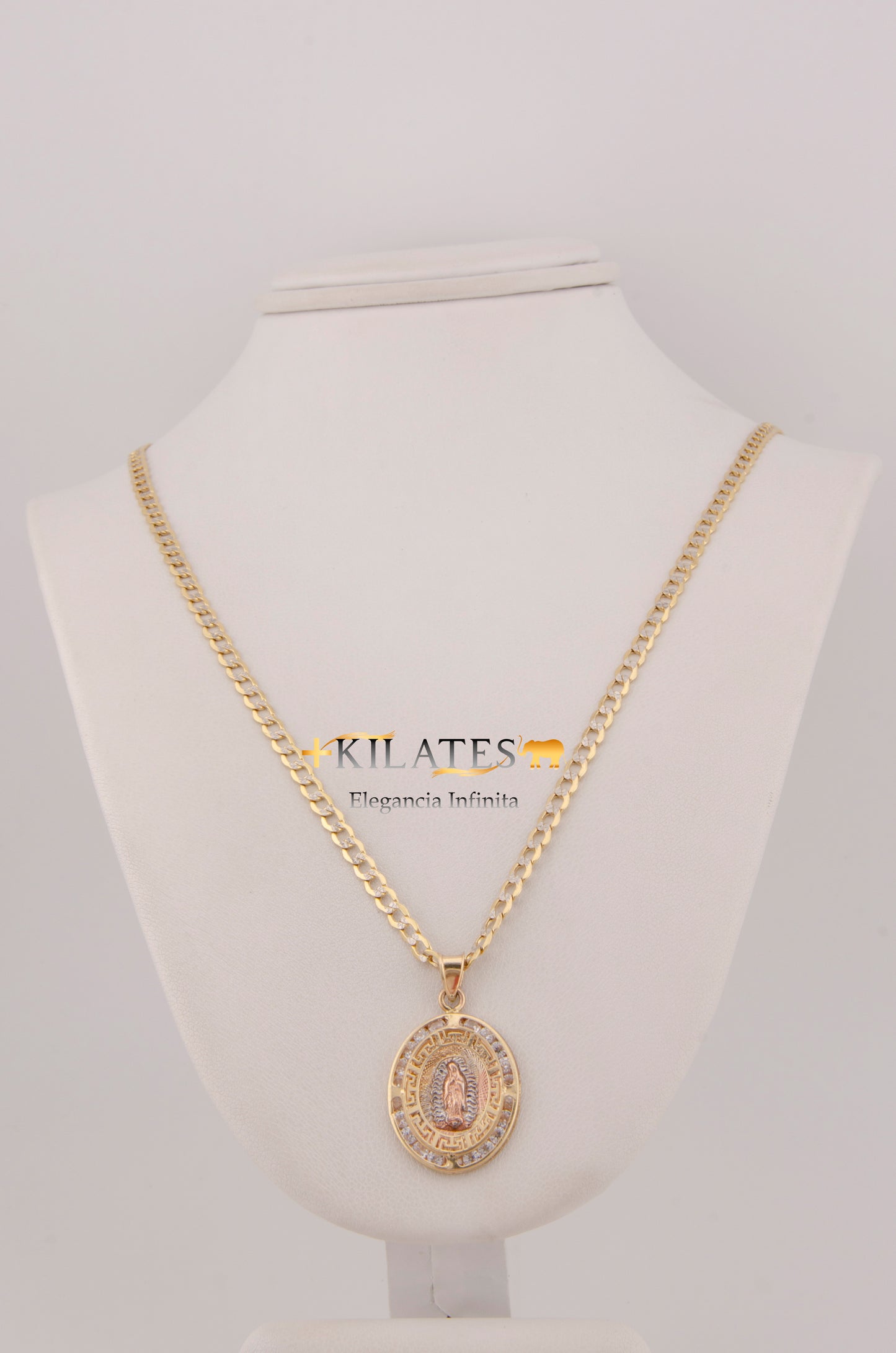 "CADENA DE 60CM PARA ADULTO ESTILO CUBANA DIAMANTADA CON DIJE OVALADO GRANDE DE LA VIRGEN. ORO 10K. #775-2910"