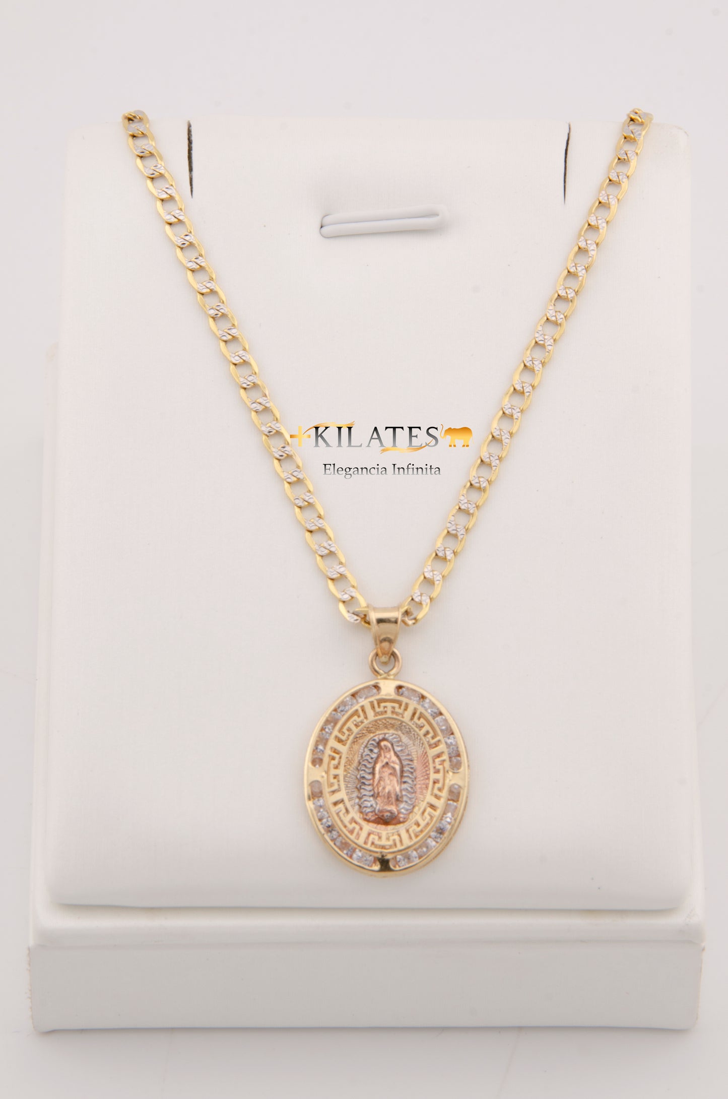 "CADENA DE 60CM PARA ADULTO ESTILO CUBANA DIAMANTADA CON DIJE OVALADO GRANDE DE LA VIRGEN. ORO 10K. #775-2910"