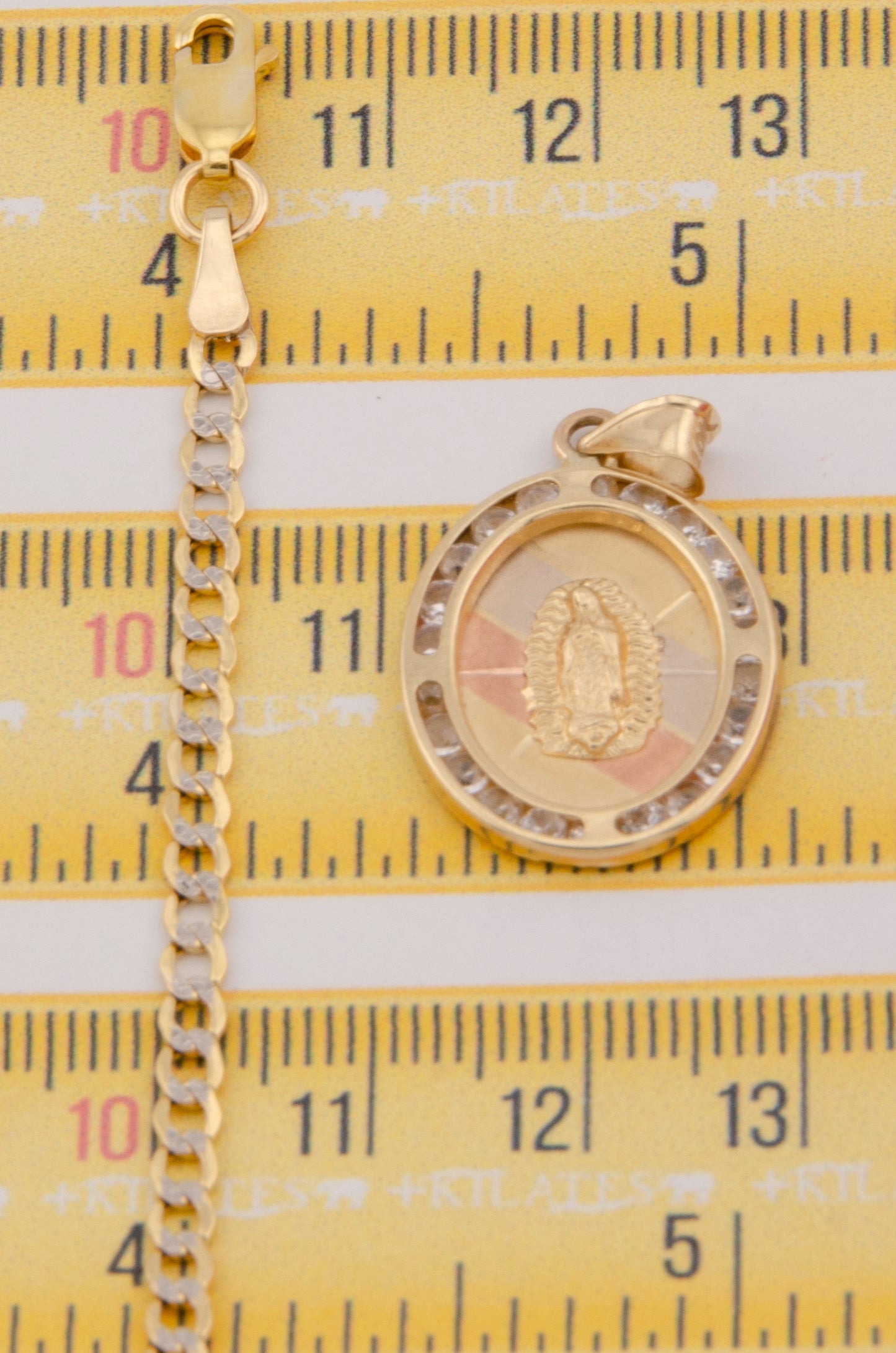 "CADENA DE 60CM PARA ADULTO ESTILO CUBANA DIAMANTADA CON DIJE OVALADO GRANDE DE LA VIRGEN. ORO 10K. #775-2909"