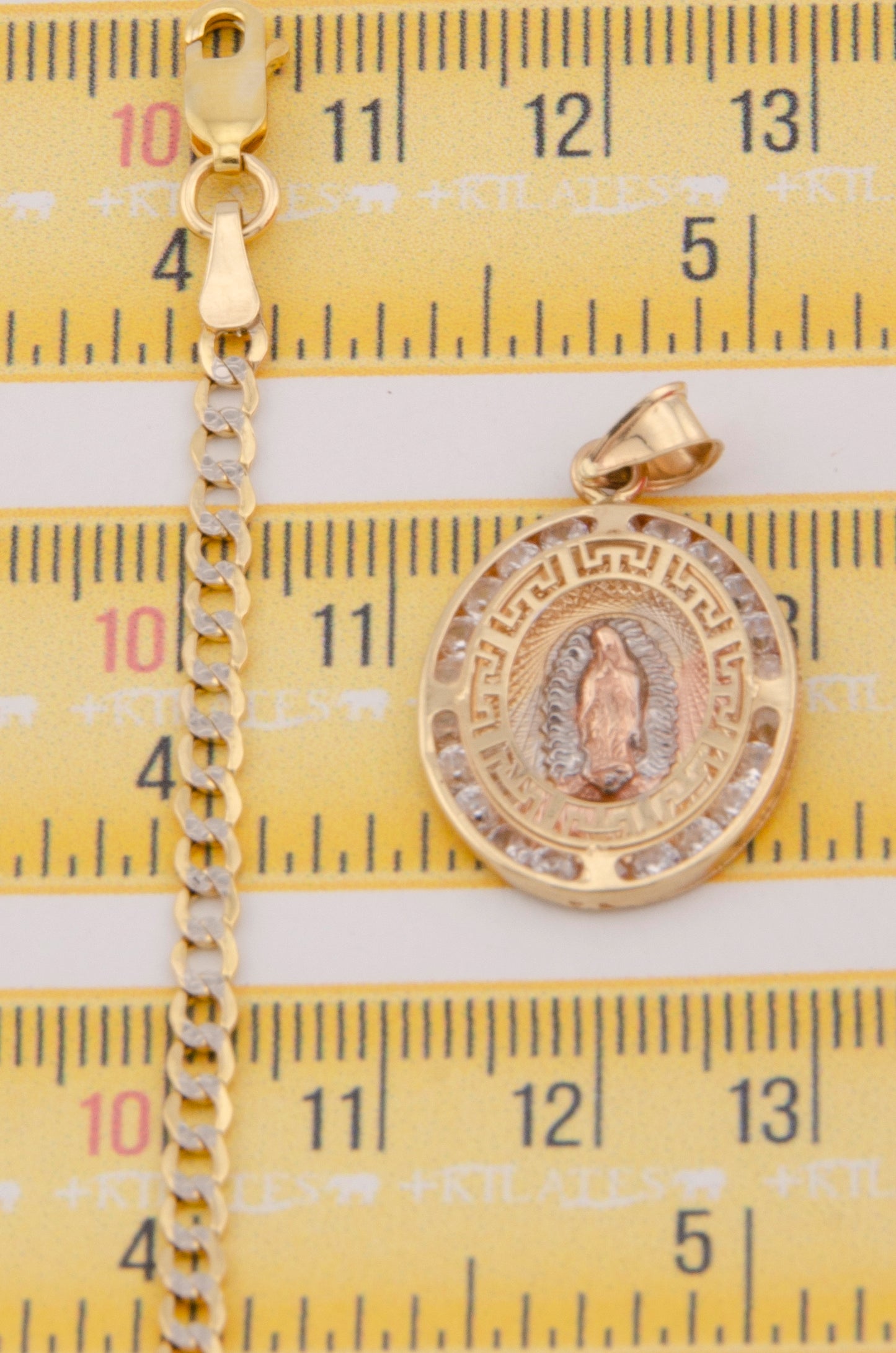 "CADENA DE 60CM PARA ADULTO ESTILO CUBANA DIAMANTADA CON DIJE OVALADO GRANDE DE LA VIRGEN. ORO 10K. #775-2910"