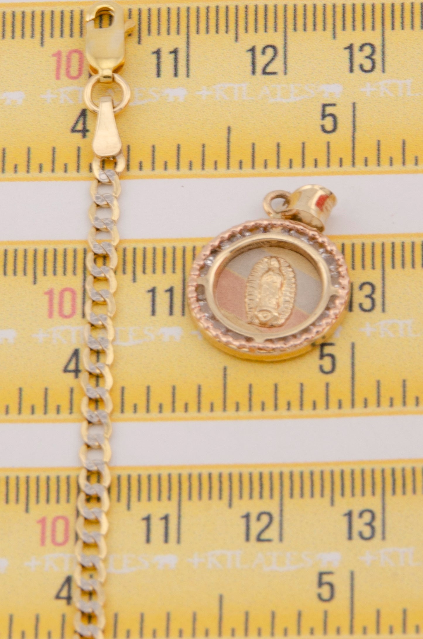 "CADENA DE 60CM PARA ADULTO ESTILO CUBANA DIAMANTADA CON DIJE REDONDO 3 TONOS DE LA VIRGEN. ORO 10K. #775-2911"
