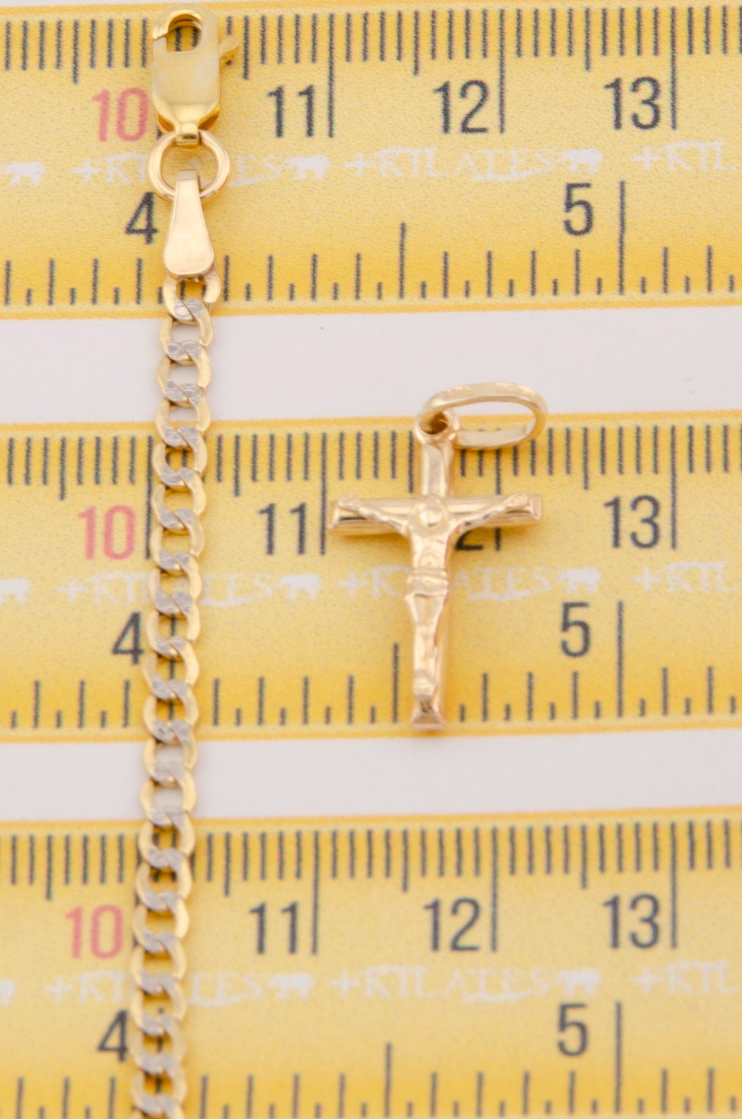 "CADENA DE 60CM PARA ADULTO ESTILO CUBANA DIAMANTADA CON CRUZ DE TUBO PEQUEÑO CON JESUCRISTO. ORO 10K. #775-2914"