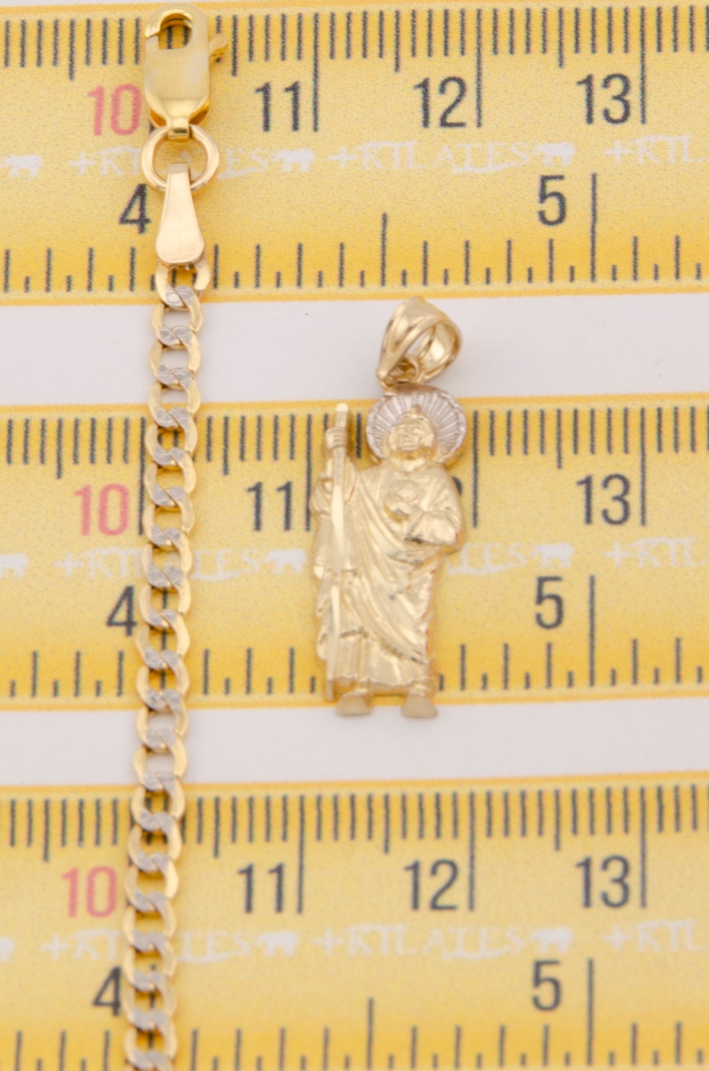 "CADENA DE 60CM PARA ADULTO ESTILO CUBANA DIAMANTADA CON DIJE SAN JUDAS TADEO MEDIANO. ORO 10K. #775-2916"