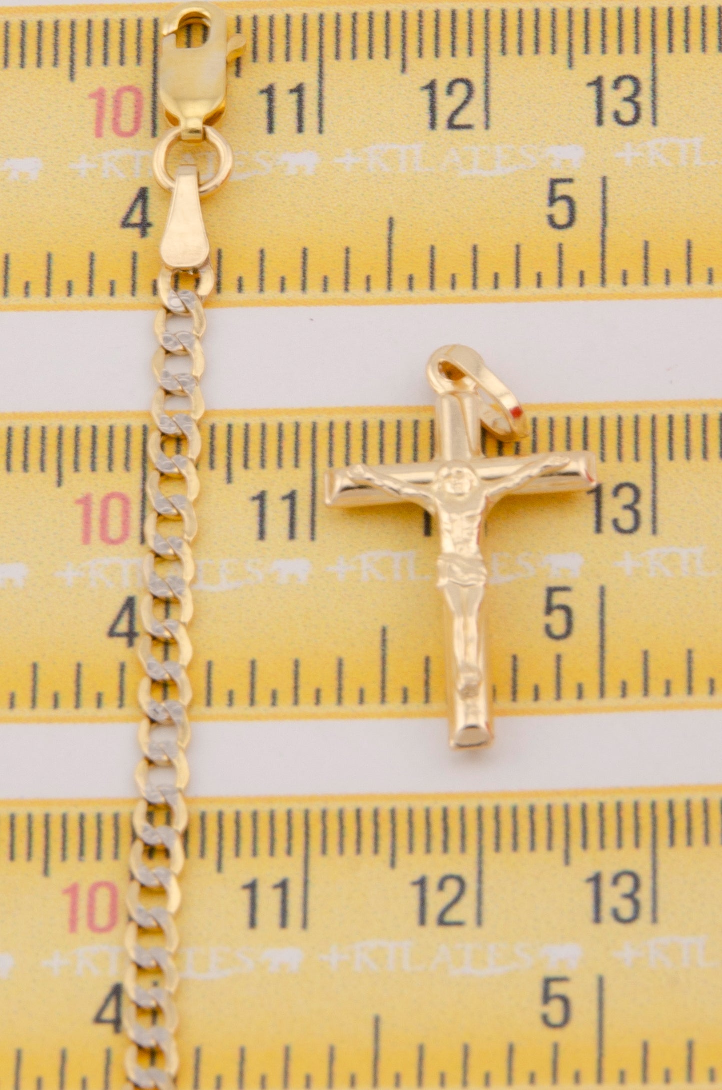 "CADENA DE 60CM PARA ADULTO ESTILO CUBANA DIAMANTADA CON CRUZ DE TUBO MEDIANA CON JESUCRISTO. ORO 10K. #775-2915"