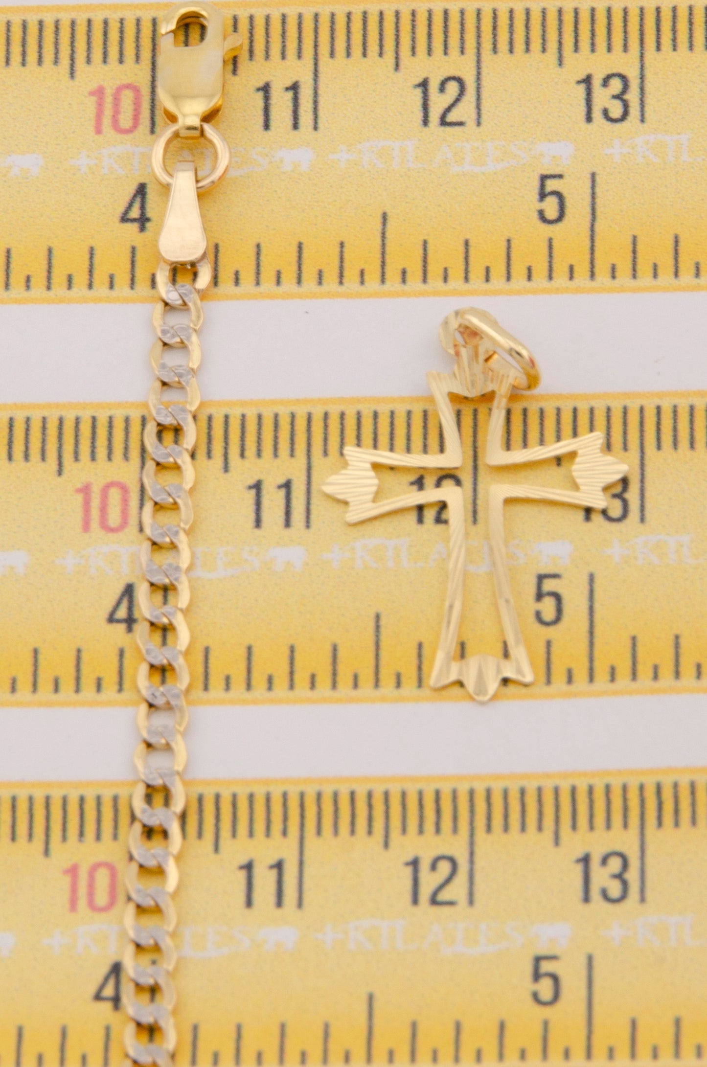"CADENA DE 60CM PARA ADULTO ESTILO CUBANA DIAMANTADA CON DIJE DE CRUZ. ORO 10K. #775-2917"