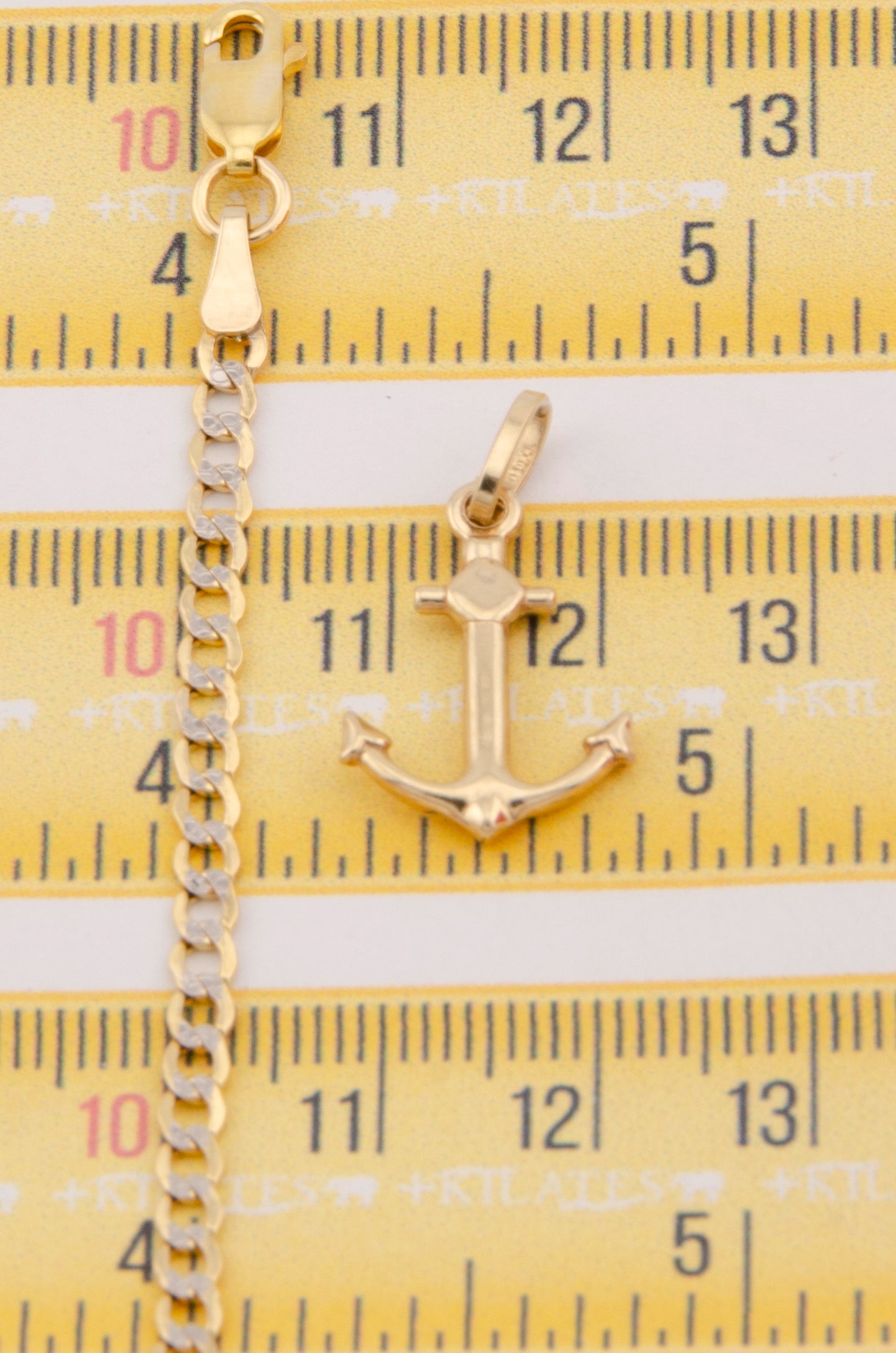 "CADENA DE 60CM PARA ADULTO ESTILO CUBANA DIAMANTADA CON DIJE DE ANCLA. ORO 10K. #775-2919"