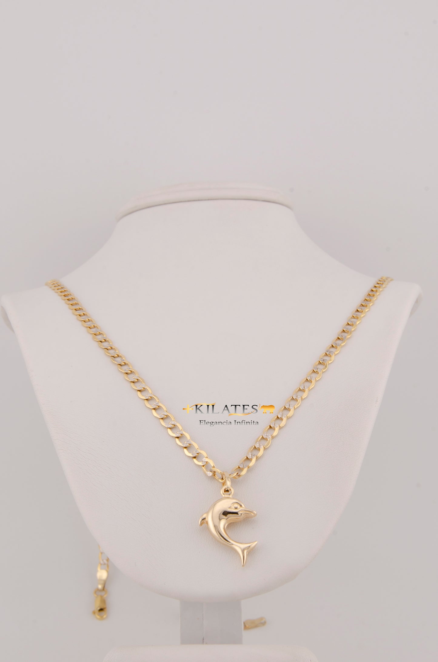 "CADENA DE 60CM PARA ADULTO ESTILO CUBANA DIAMANTADA CON DIJE DE DELFIN GRANDE. ORO 10K #775-3027"