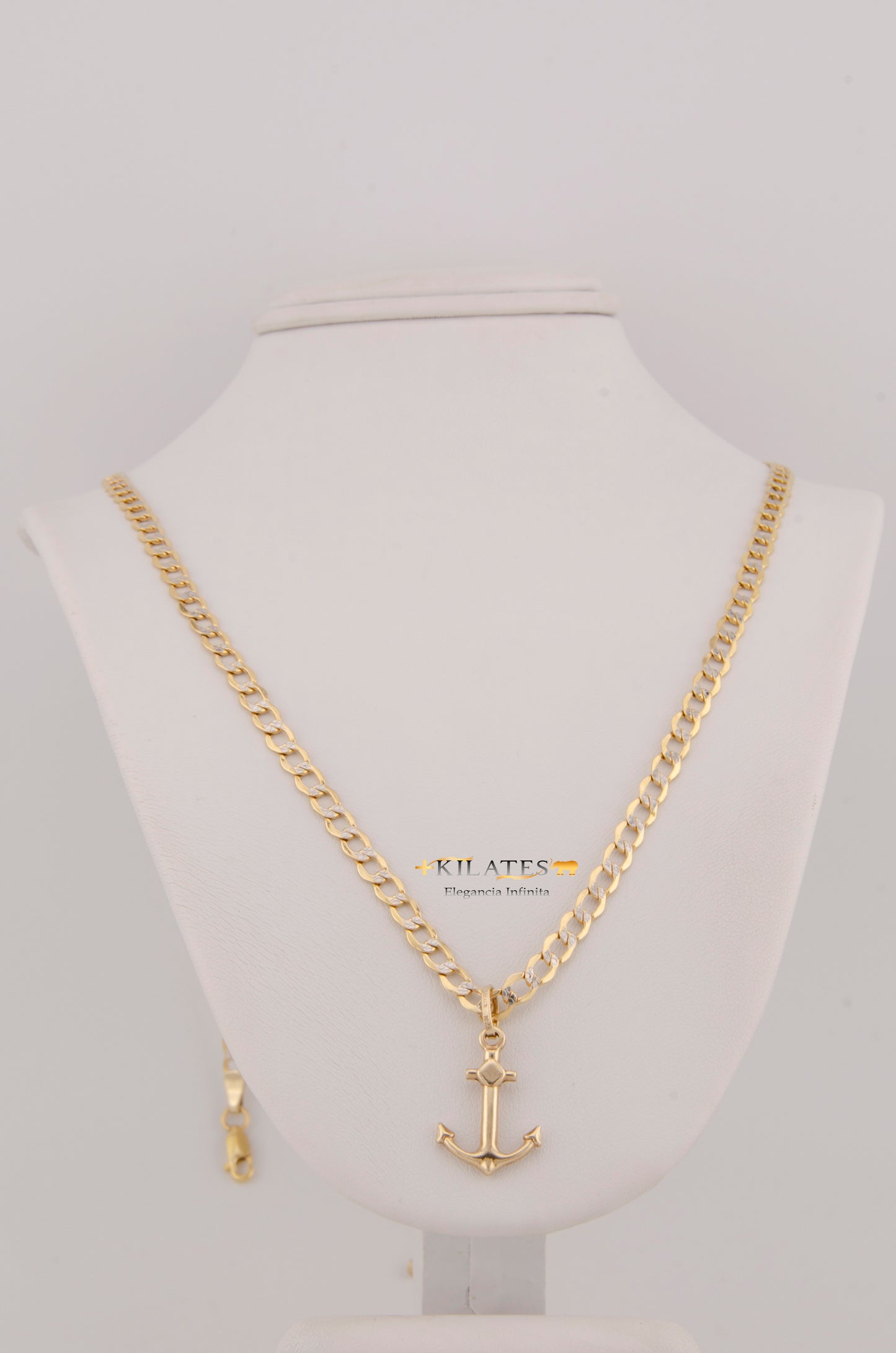 "CADENA DE 60CM PARA ADULTO ESTILO CUBANA DIAMANTADA CON DIJE DE ANCLA. ORO 10K. #775-3028"