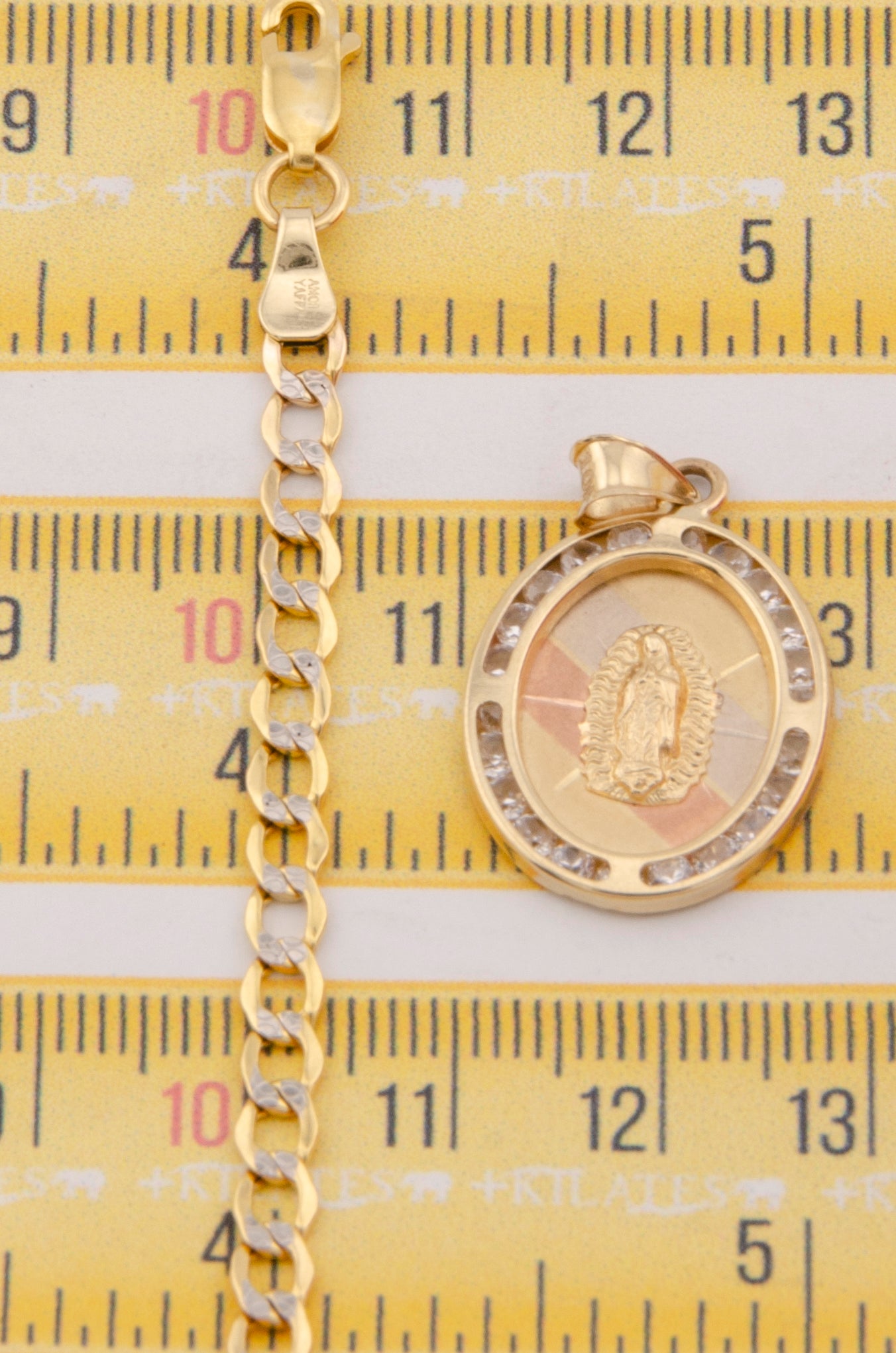 "CADENA DE 60CM PARA ADULTO ESTILO CUBANA DIAMANTADA CON DIJE DE LA VIRGEN OVALADO GRANDE CON ZIRCONIA BLANCA. ORO 10K #775-3011"