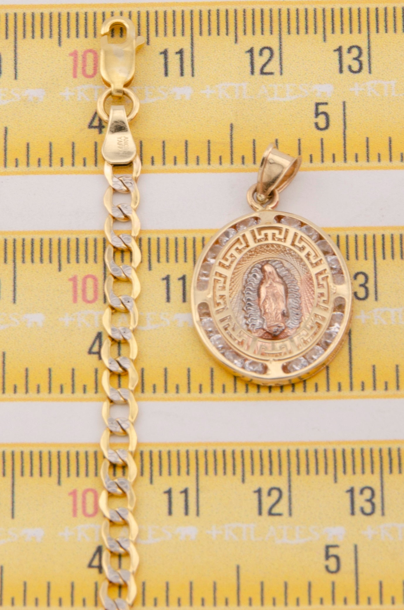 "CADENA DE 60CM PARA ADULTO ESTILO CUBANA DIAMANTADA CON DIJE DE LA VIRGEN OVALADO GRANDE CON ZIRCONIA BLANCA. ORO 10K #775-3012"