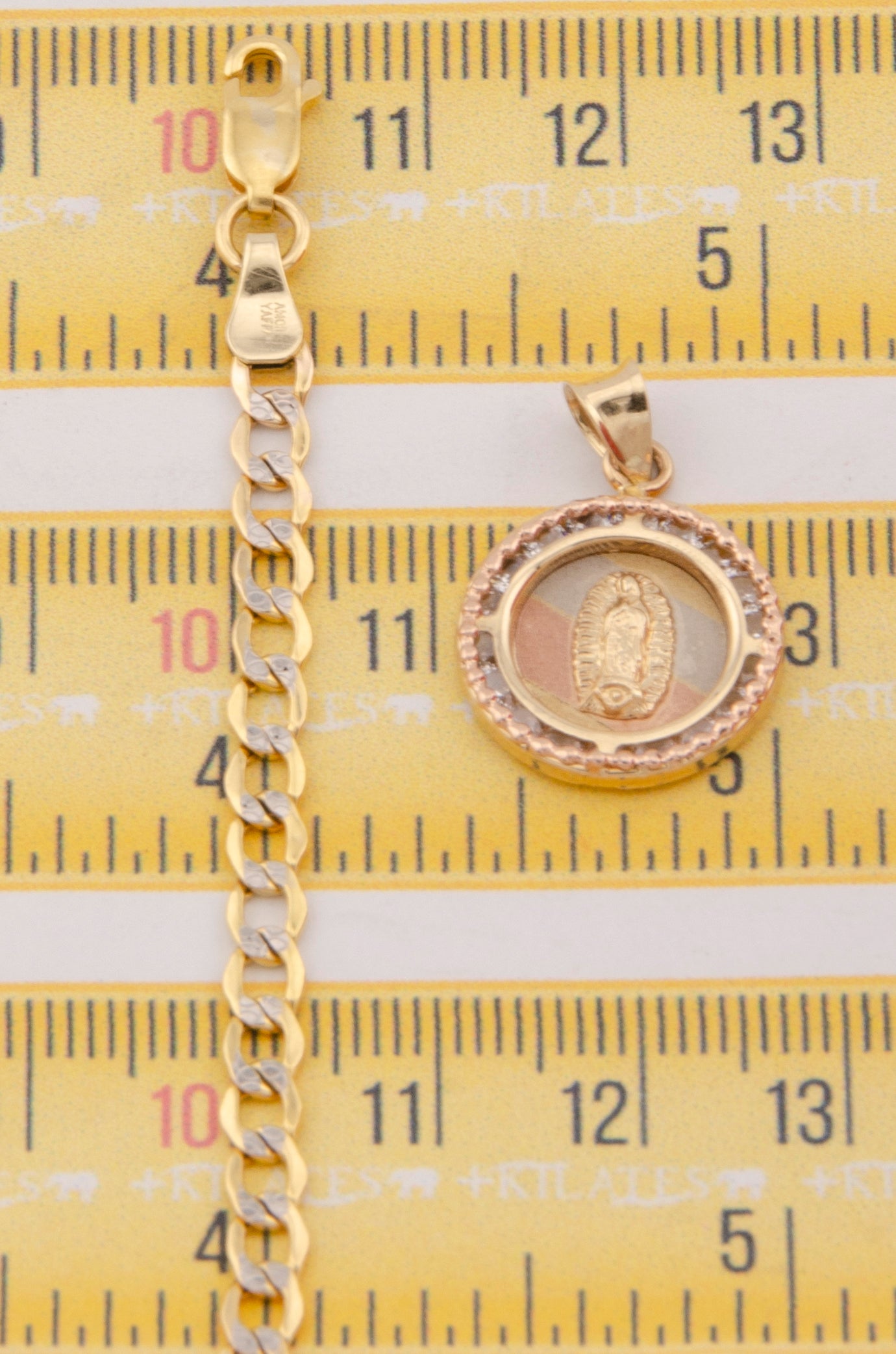 "CADENA DE 60CM PARA ADULTO ESTILO CUBANA DIAMANTADA CON DIJE REDONDO 3 TONOS DE LA VIRGEN. ORO 10K #775-3013"
