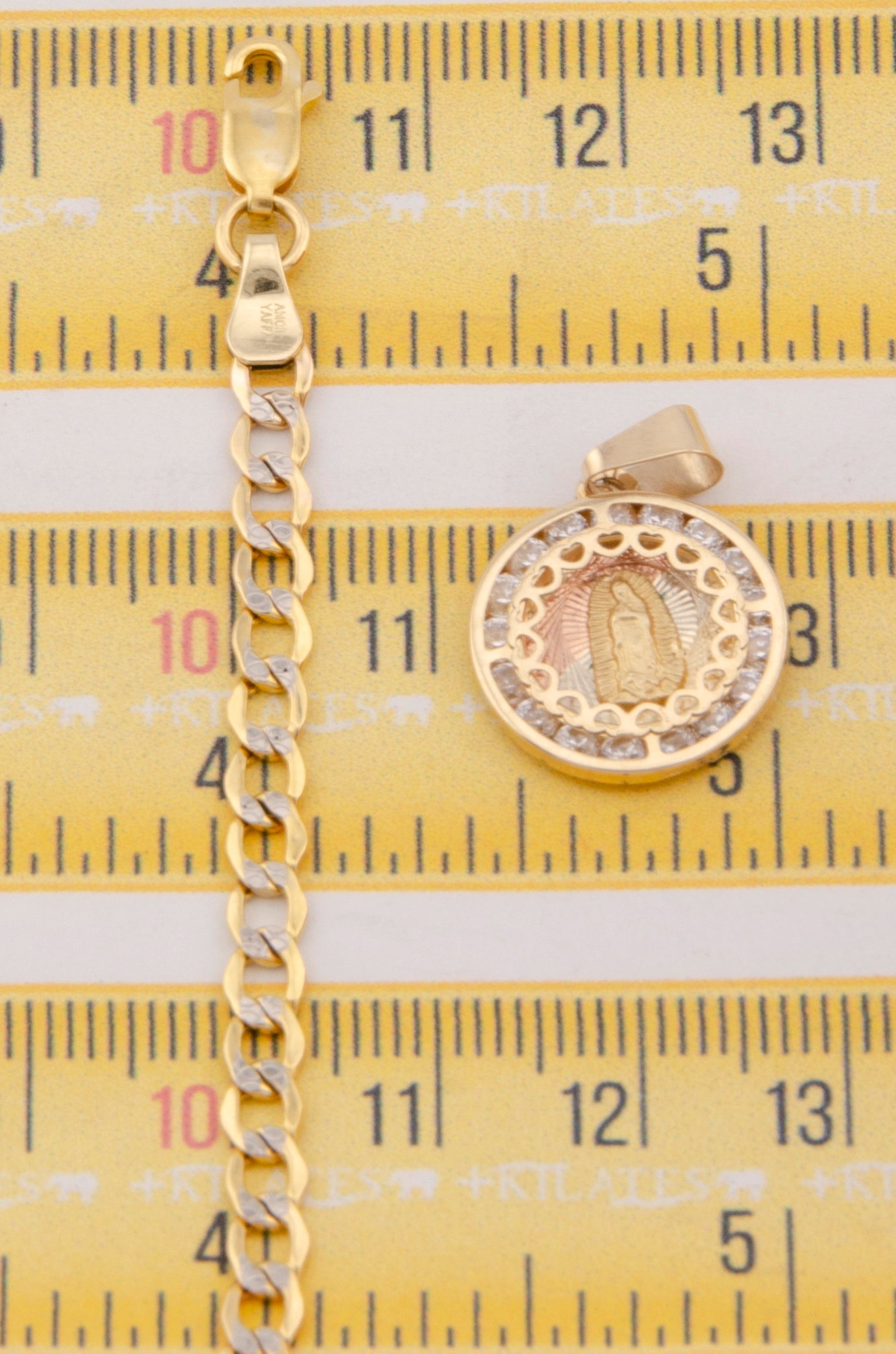 "CADENA DE 60CM PARA ADULTO ESTILO CUBANA DIAMANTADA CON DIJE DE LA VIRGEN REDONDO CON ZIRCONIA BLANCO. ORO 10K #775-3014"