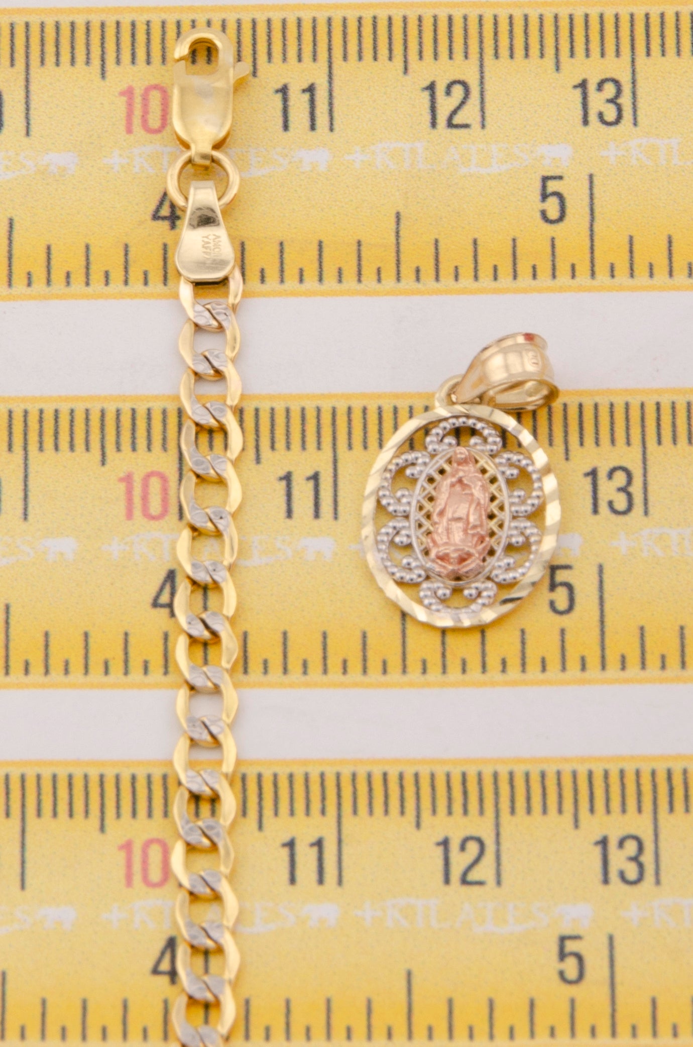 "CADENA DE 60CM PARA ADULTO ESTILO CUBANA DIAMANTADA CON DIJE DE PLACA DE LA VIRGEN. ORO 10K #775-3015"