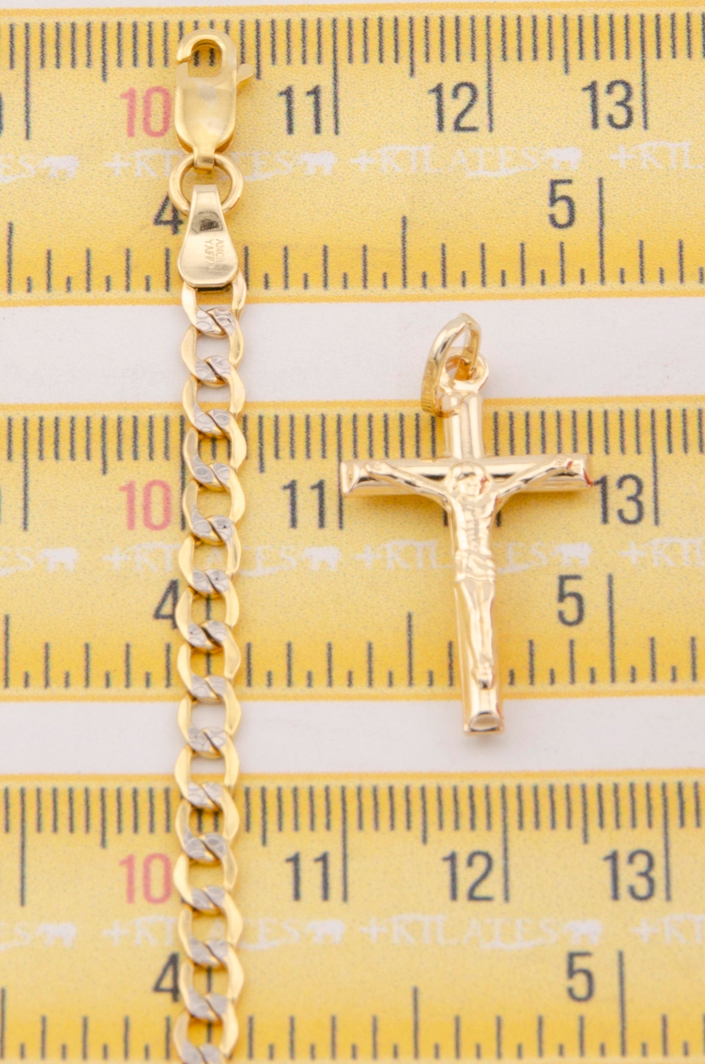 "CADENA DE 60CM PARA ADULTO ESTILO CUBANA DIAMANTADA CON DIJE DE CRUZ DE TUBO MEDIANADA CON JESUCRISTO. ORO 10K #775-3017"