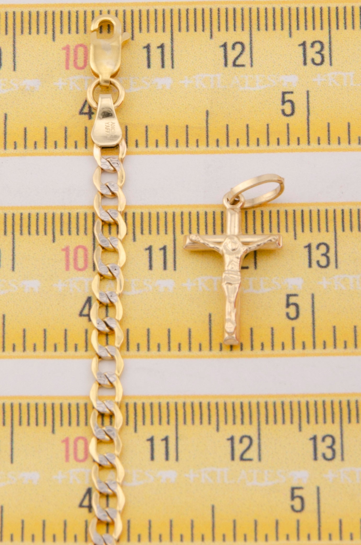 "CADENA DE 60CM PARA ADULTO ESTILO CUBANA DIAMANTADA CON DIJE DE CRUZ PEQUEÑA CON JESUCRISTO. ORO 10K #775-3018"