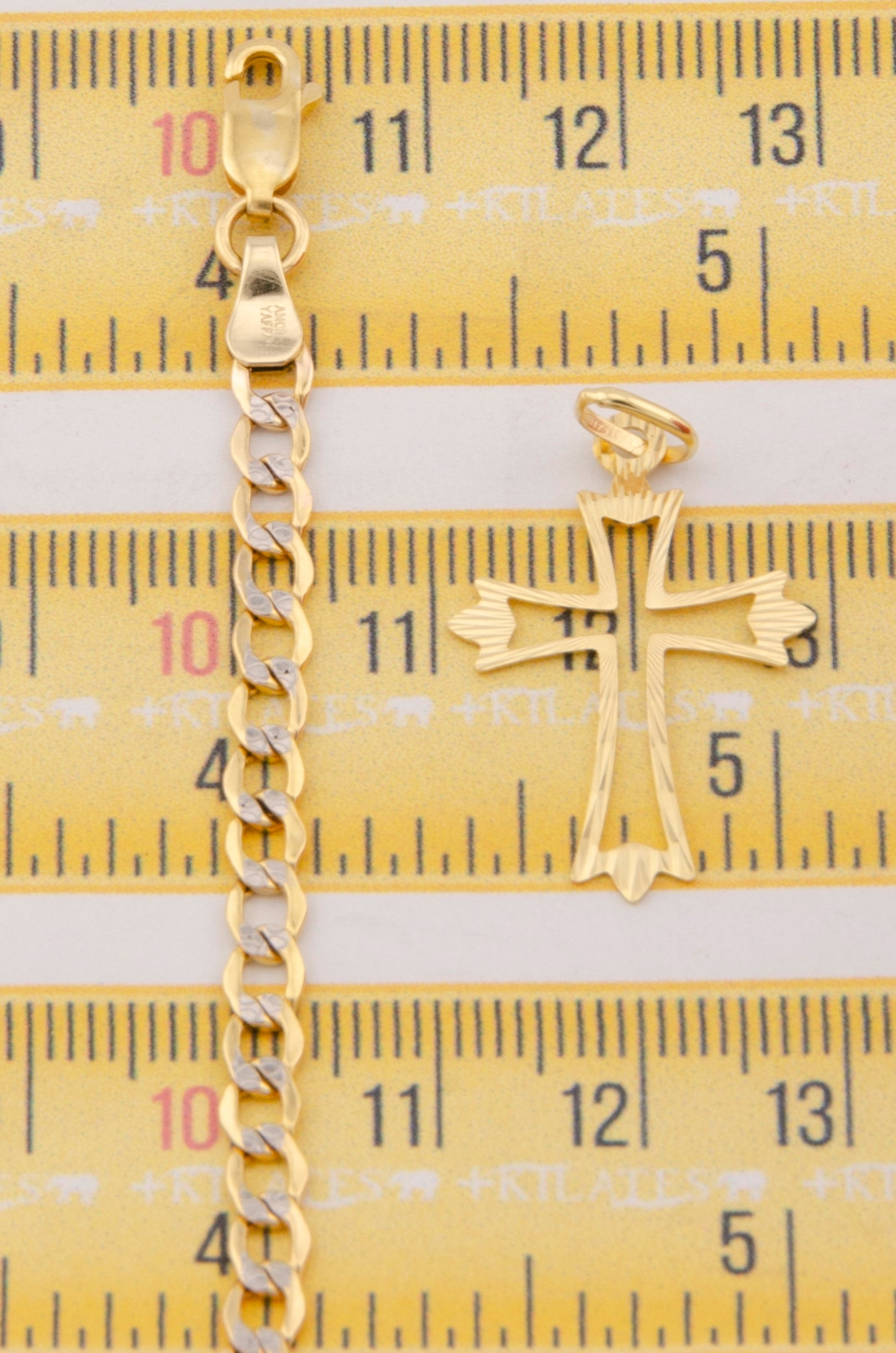 "CADENA DE 60CM PARA ADULTO ESTILO CUBANA DIAMANTADA CON DIJE DE CRUZ MEDIANA. ORO 10K #775-3019"