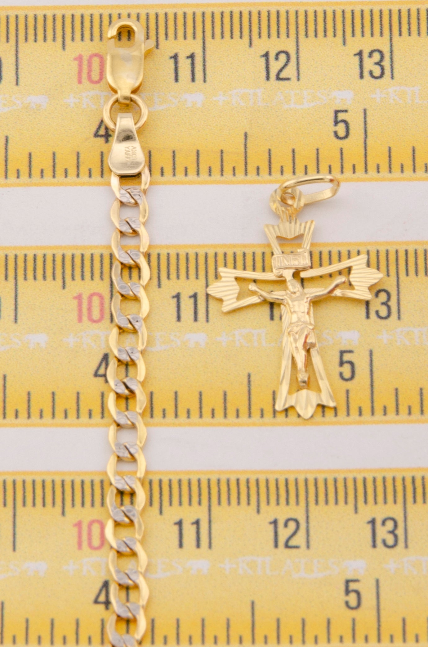 "CADENA DE 60CM PARA ADULTO ESTILO CUBANA DIAMANTADA CON DIJE DE CRUZ MEDIANA CON JESUCRISTO. ORO 10K #775-3020"