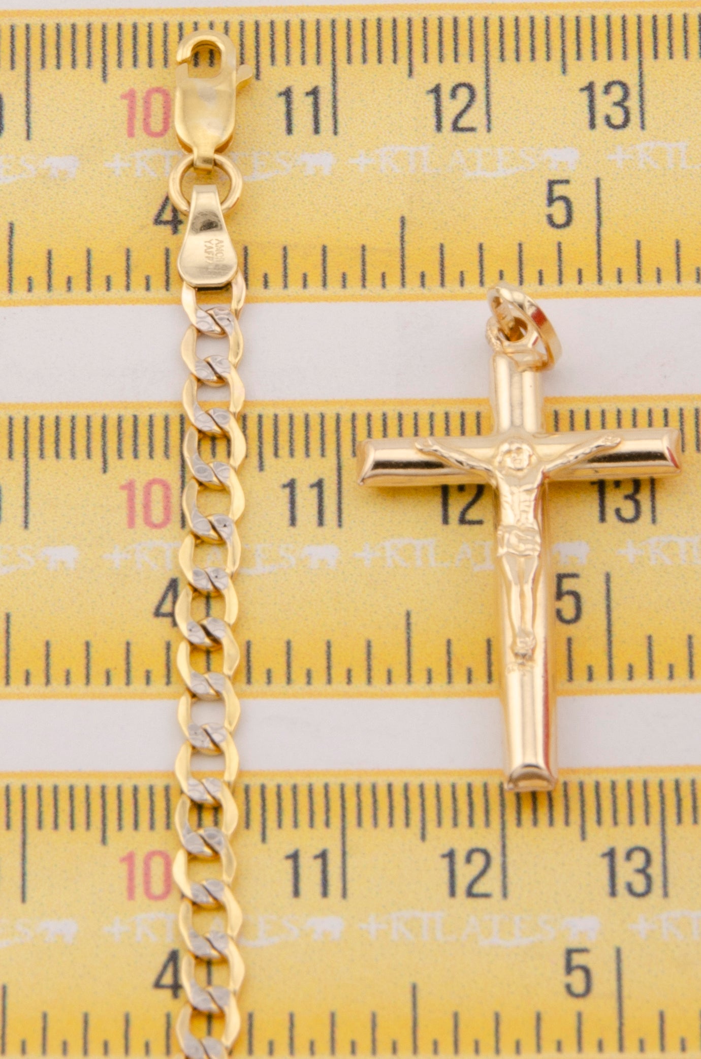 "CADENA DE 60CM PARA ADULTO ESTILO CUBANA DIAMANTADA CON DIJE DE CRUZ GRANDE CON JESUCRISTO. ORO 10K #775-3021"