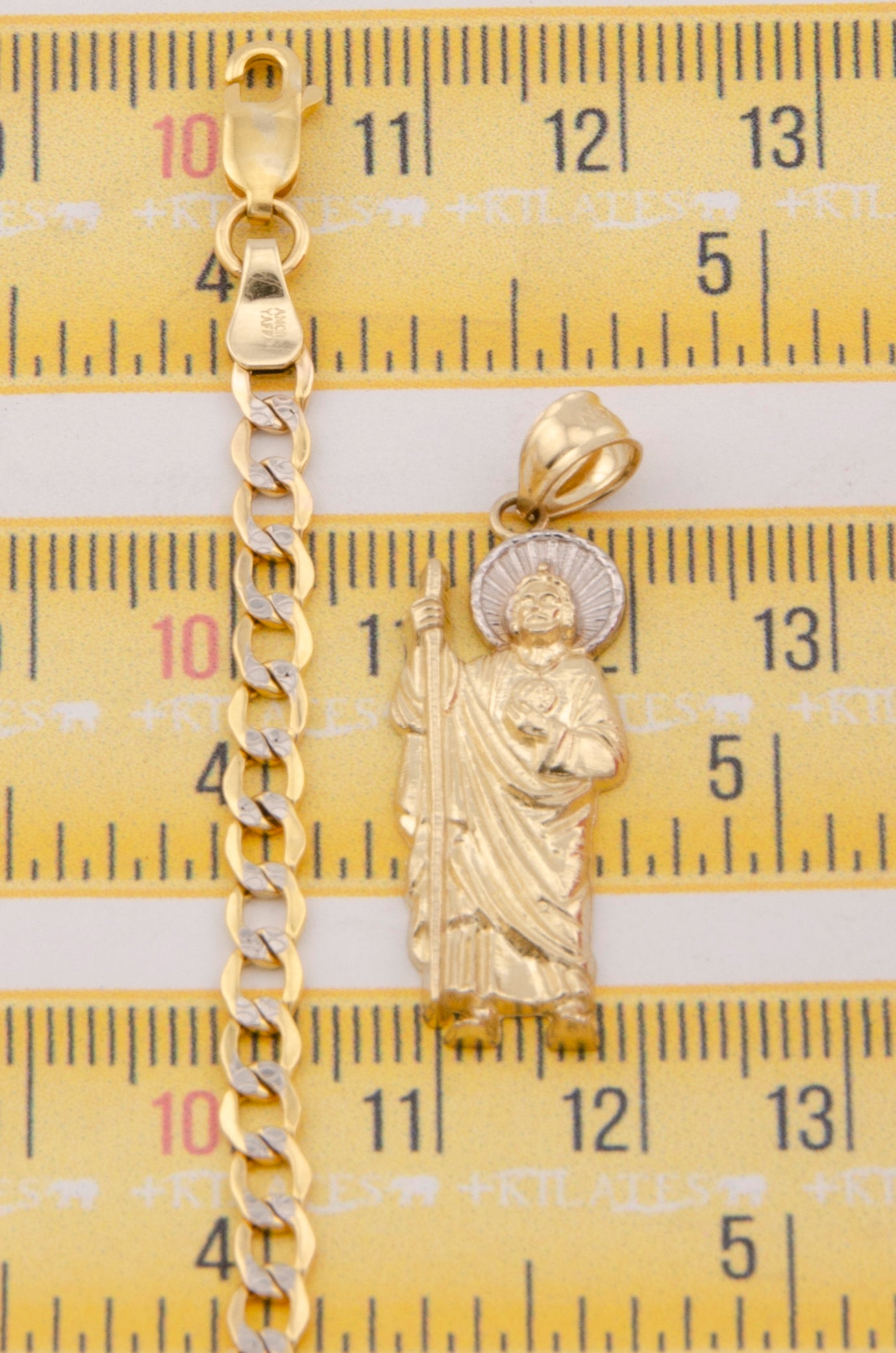 "CADENA DE 60CM PARA ADULTO ESTILO CUBANA DIAMANTADA CON DIJE DE SAN JUDAS TADEO GRANDE. ORO 10K #775-3022"