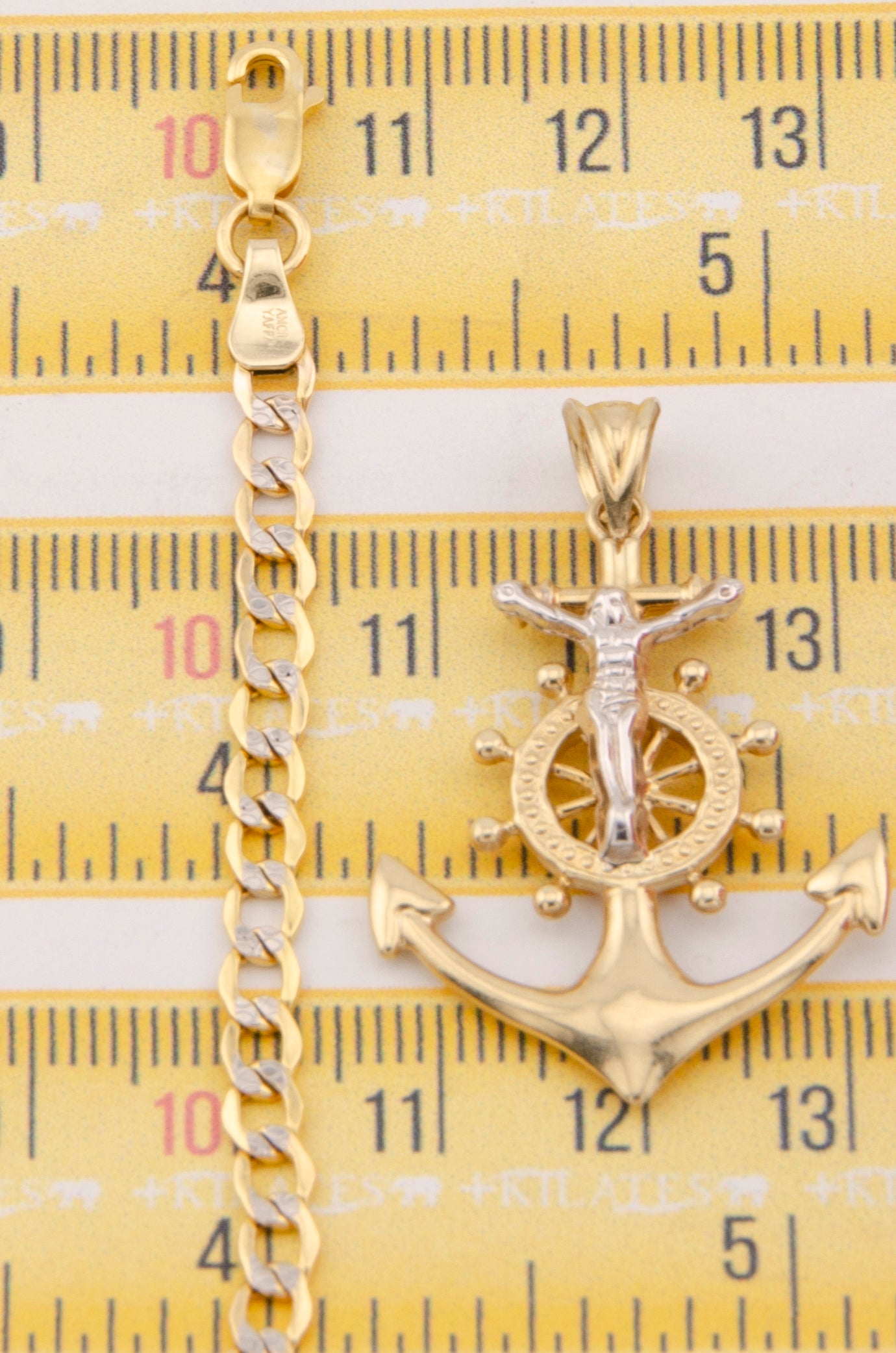 "CADENA DE 60CM PARA ADULTO ESTILO CUBANA DIAMANTADA CON DIJE DE ANCLA GRANDE CON JESUCRISTO. ORO 10K #775-3024"