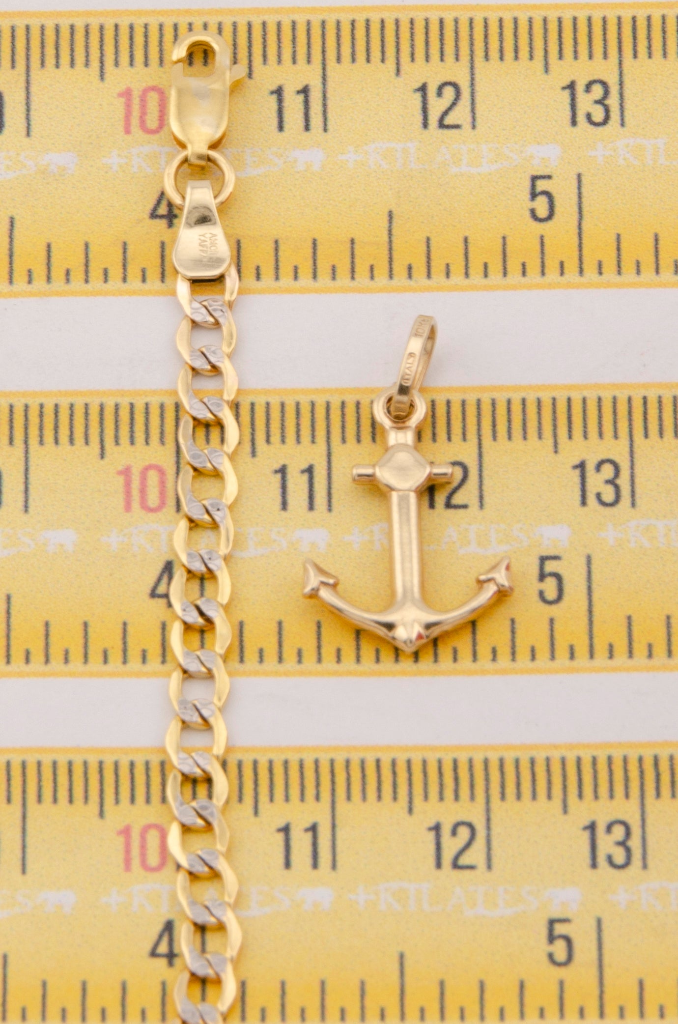 "CADENA DE 60CM PARA ADULTO ESTILO CUBANA DIAMANTADA CON DIJE DE ANCLA. ORO 10K. #775-3028"