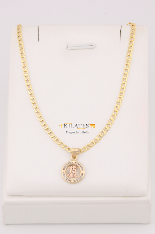 "CADENA DE 50CM PARA ADULTO ESTILO CUBANA CON DIJE DE 15 AÑOS. ORO 10K #775-3137"