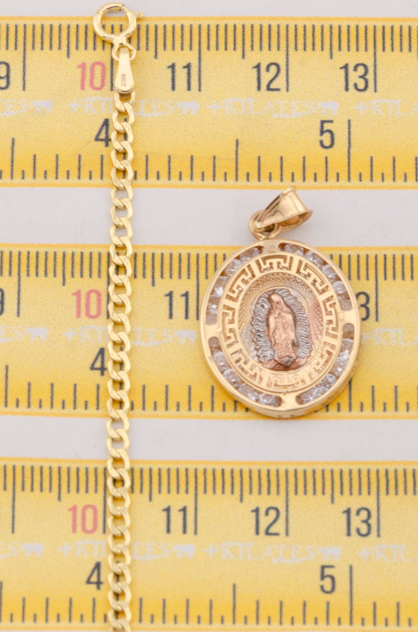 "CADENA DE 50CM PARA ADULTO ESTILO CUBANA CON DIJE DE LA VIRGEN OVALADO GRANDE CON ZIRCONIA BLANCA. ORO 10K #775-3096"