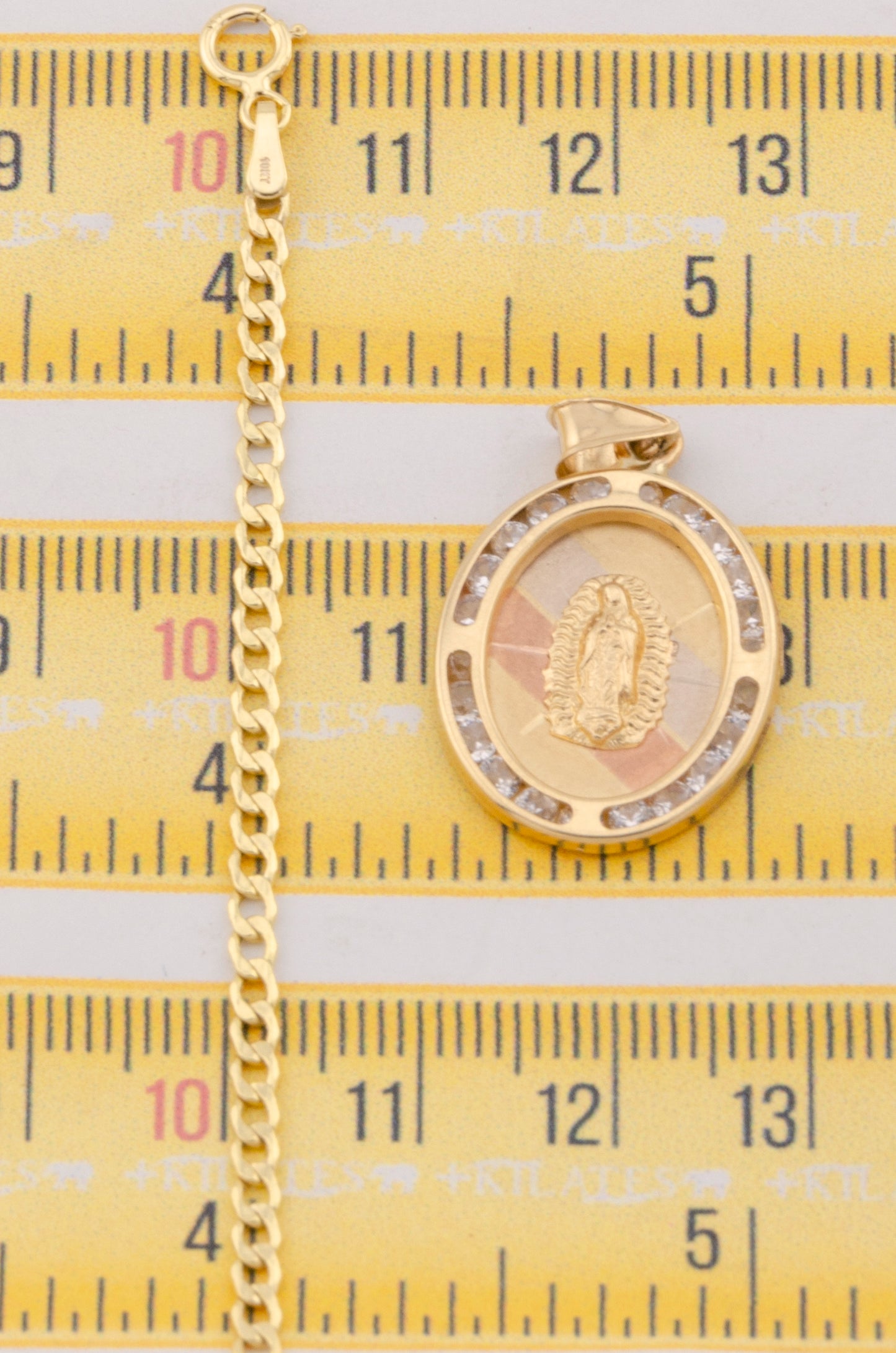 "CADENA DE 50CM PARA ADULTO ESTILO CUBANA CON DIJE DE LA VIRGEN OVALADO GRANDE CON ZIRCONIA BLANCA. ORO 10K #775-3097"