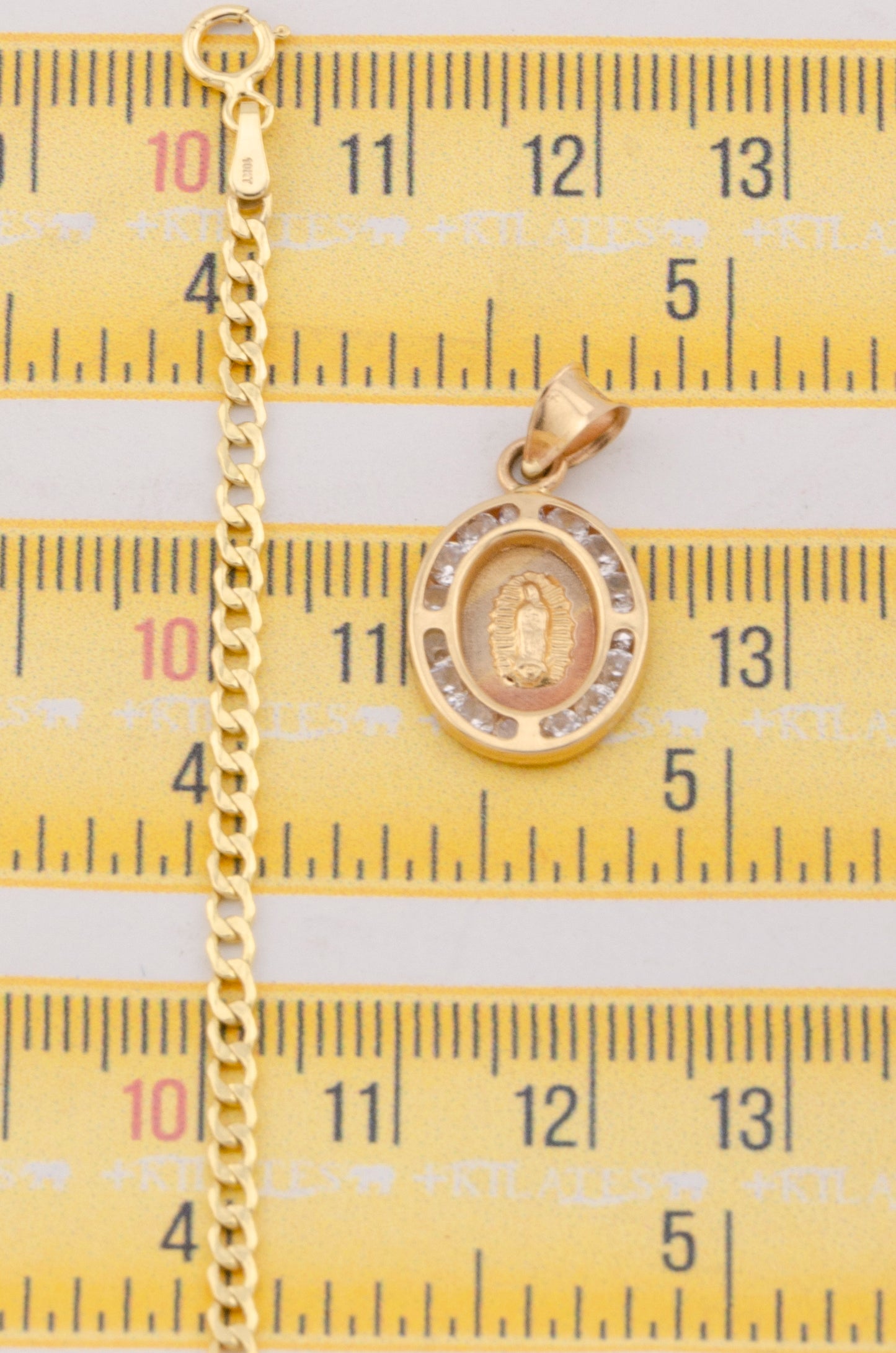 "CADENA DE 50CM PARA ADULTO ESTILO CUBANA CON DIJE DE LA VIRGEN OVALADO MEDIANO CON ZIRCONIA BLANCA . ORO 10K #775-3099"
