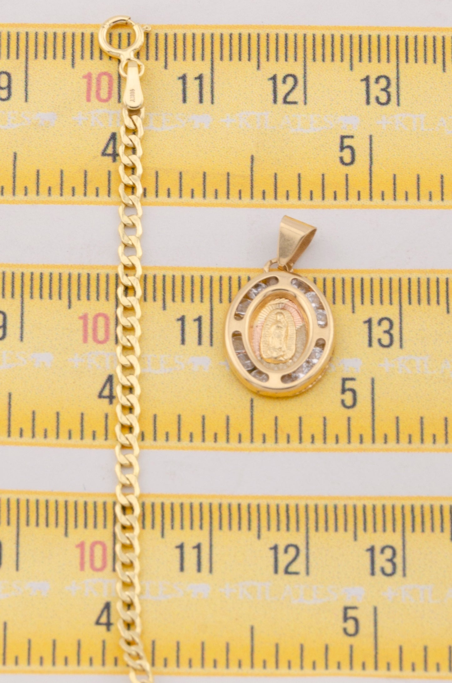 "CADENA DE 50CM PARA ADULTO ESTILO CUBANA CON DIJE DE LA VIRGEN OVALADO MEDIANO CON ZIRCONIA BLANCA . ORO 10K #775-3100"