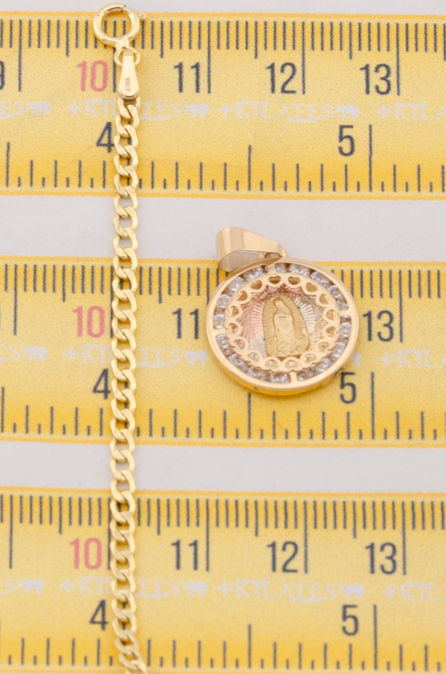 "CADENA DE 50CM PARA ADULTO ESTILO CUBANA CON DIJE DE LA VIRGEN RENDONDO MEDIANO CON ZIRCONIA BLANCA. ORO 10K #775-3098"