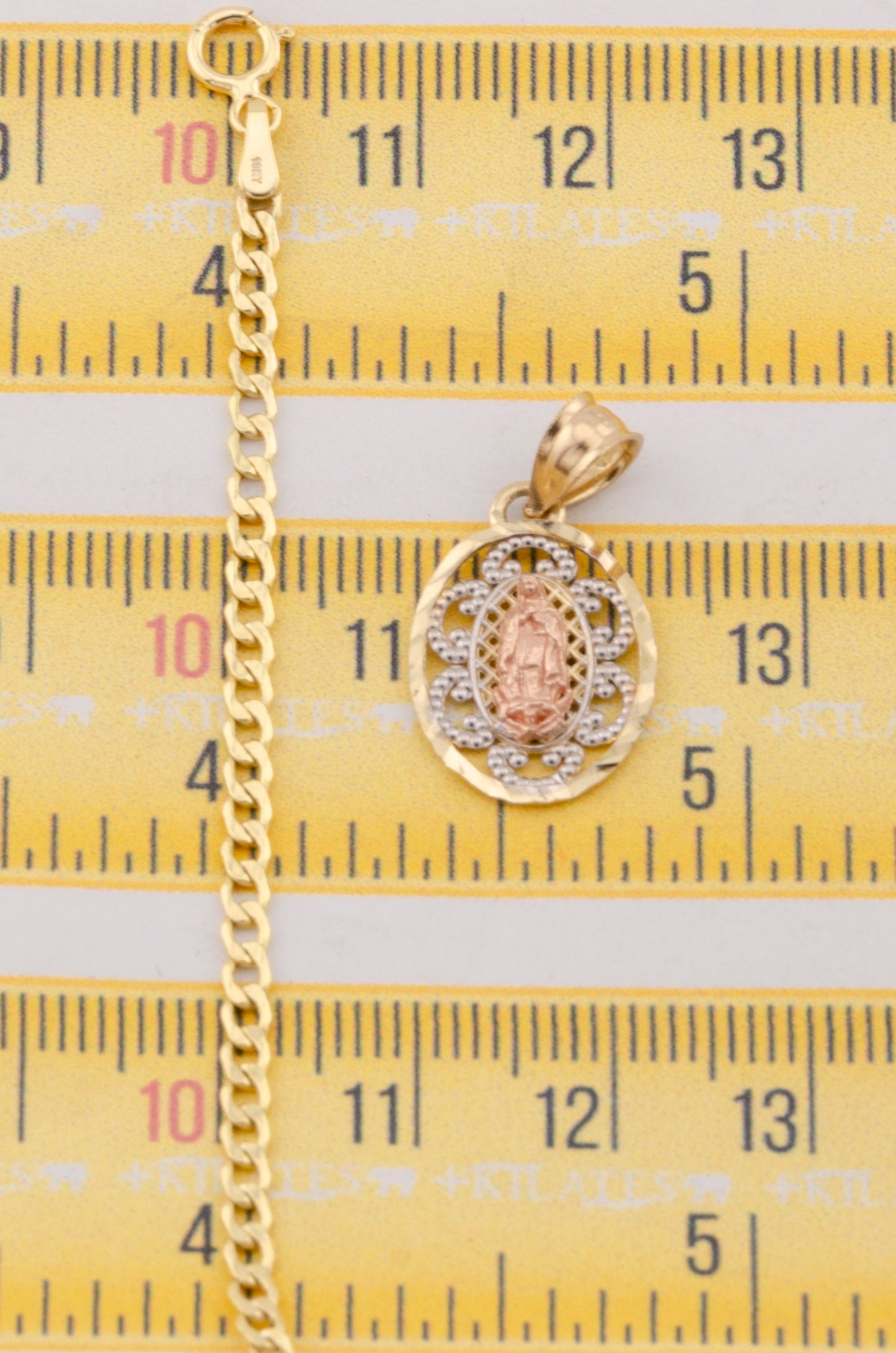 "CADENA DE 50CM PARA ADULTO ESTILO CUBANA CON DIJE DE PLACA DE LA VIRGEN 3 TONOS. ORO 10K #775-3101"