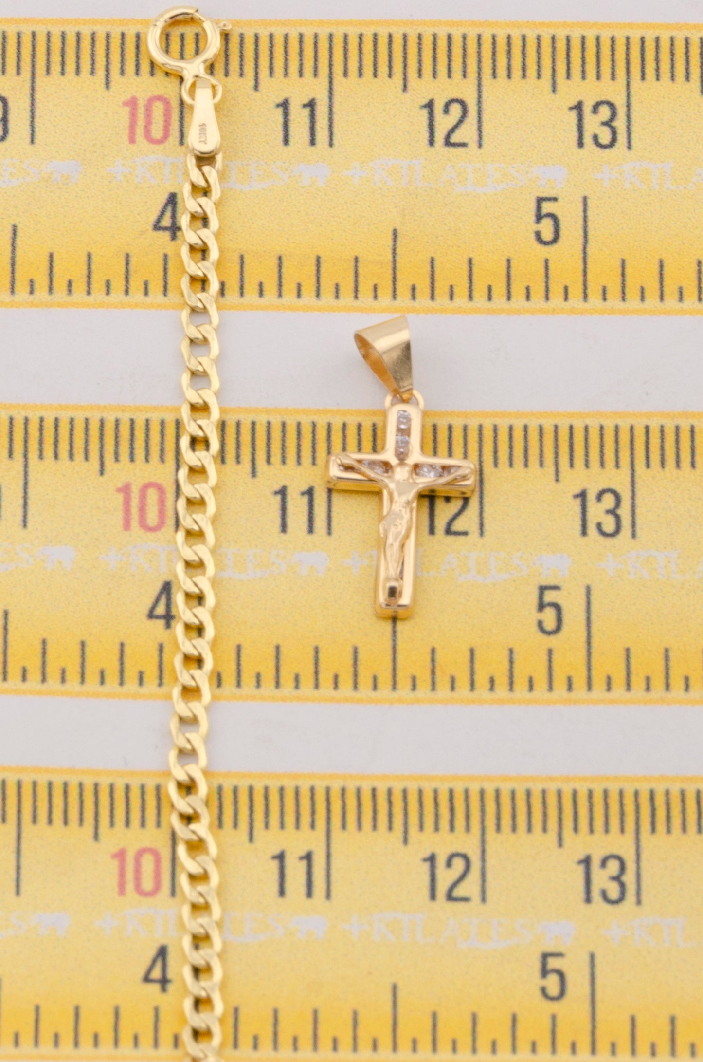 "CADENA DE 50CM PARA ADULTO ESTILO CUBANA CON DIJE DE CRUZ MEDIANA CON JESUCRISTO. ORO 10K #775-3107"