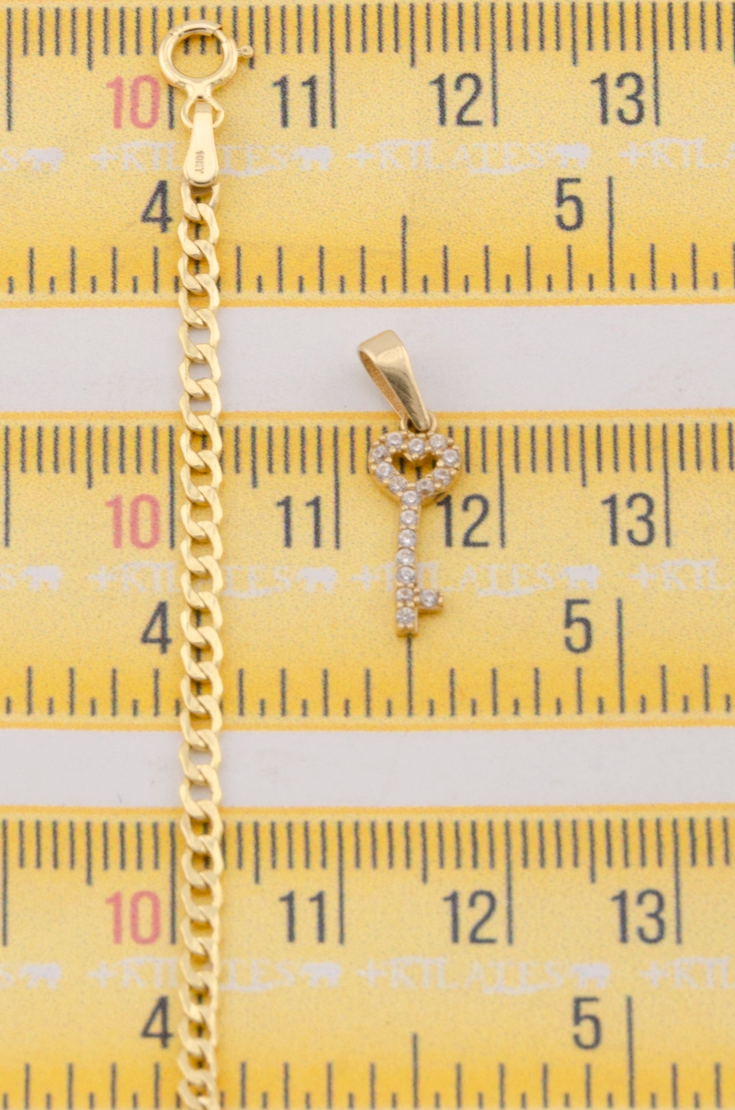"CADENA DE 50CM PARA ADULTO ESTILO CUBANA CON DIJE DE LLAVE CON ZIRCONIA BLANCA. ORO 10K #775-3130"
