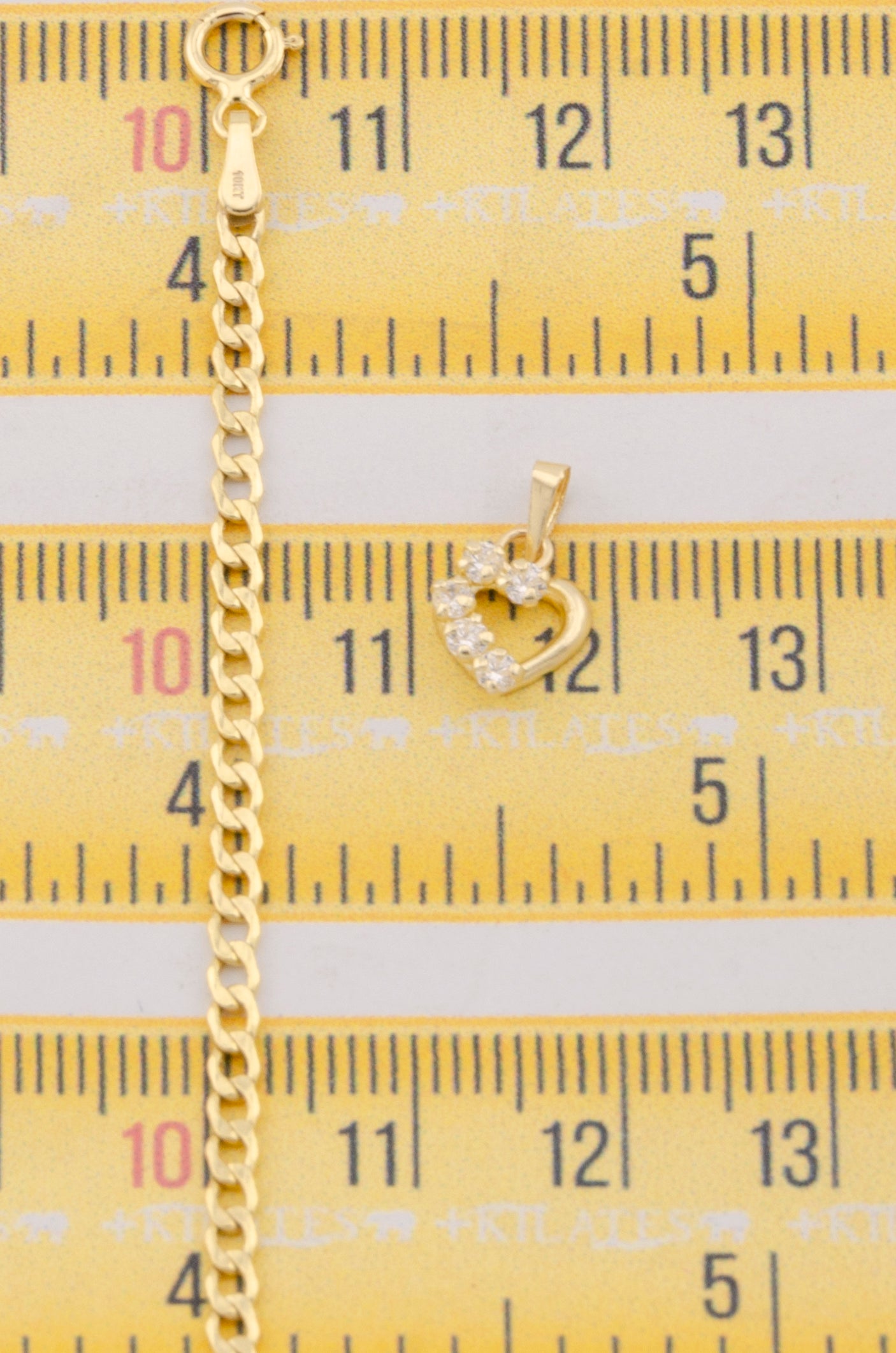 "CADENA DE 50CM PARA ADULTO ESTILO CUBANA CON DIJE DE CORAZON CON PIEDRAS DE ZIRCONIA BLANCA. ORO 10K #775-3131"