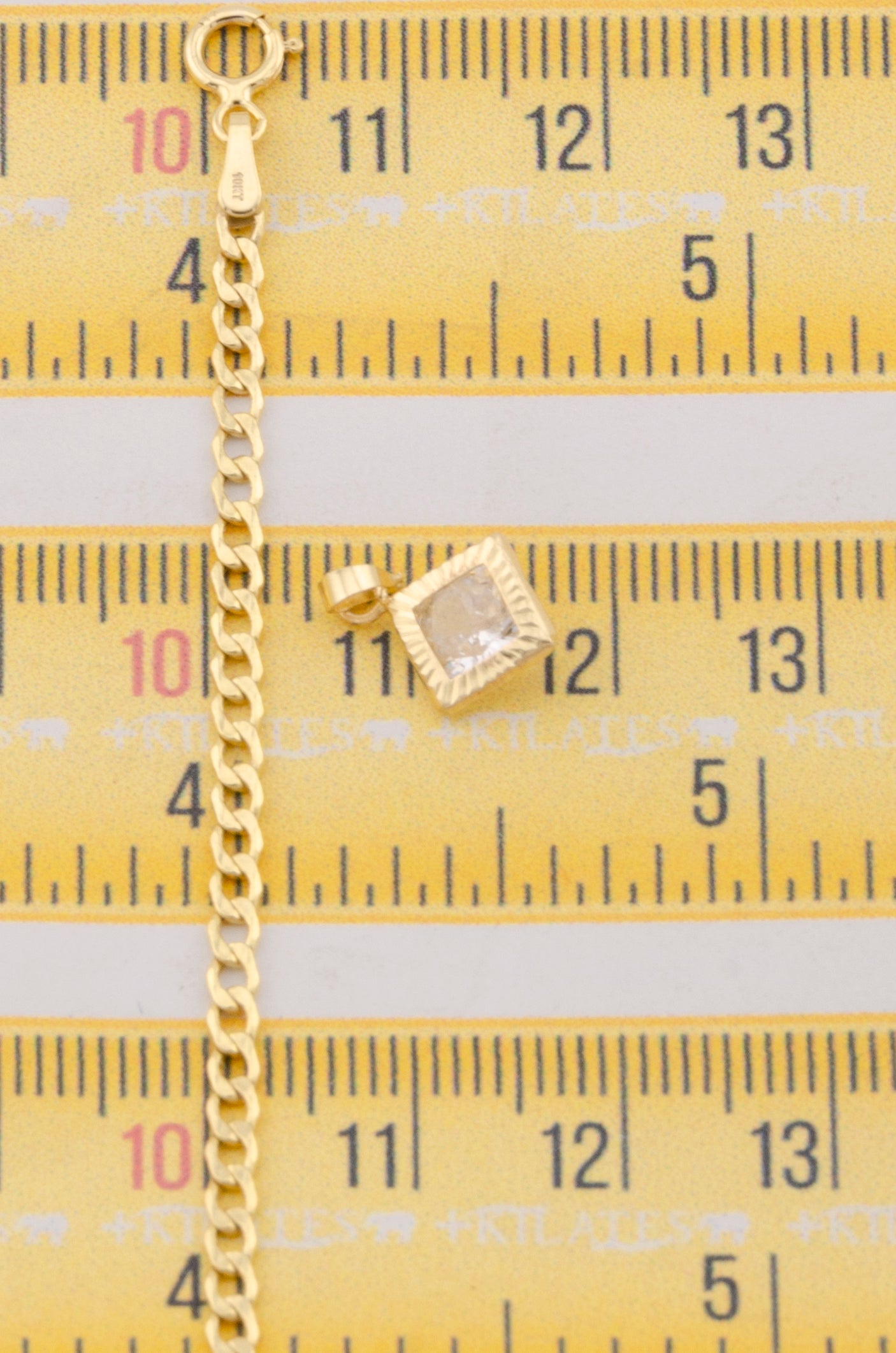 "CADENA DE 50CM PARA ADULTO ESTILO CUBANA CON DIJE CUADRADO CON ZIRCONIA BLANCA. ORO 10K #775-3128"