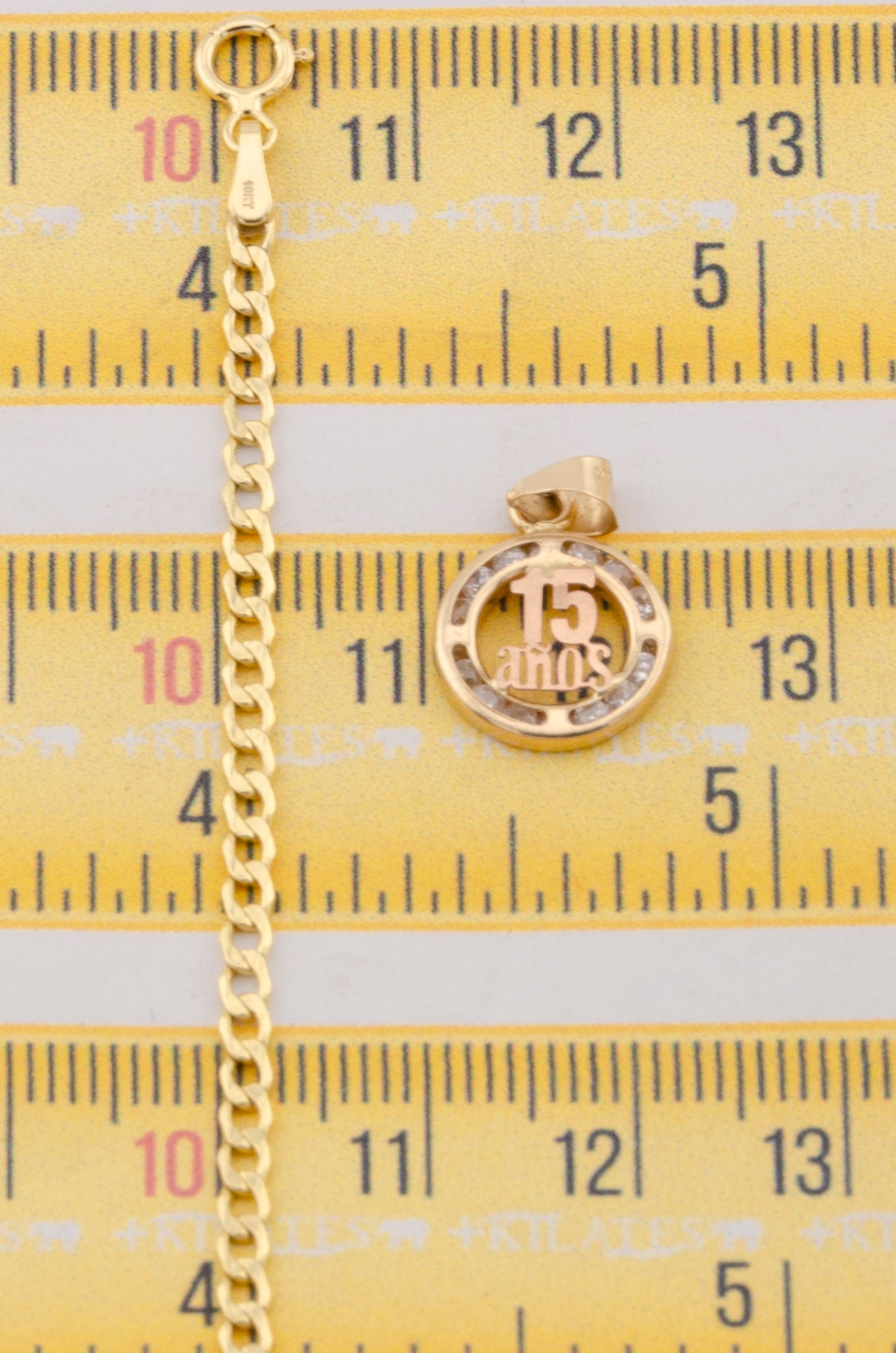 "CADENA DE 50CM PARA ADULTO ESTILO CUBANA CON DIJE DE 15 AÑOS. ORO 10K #775-3136"