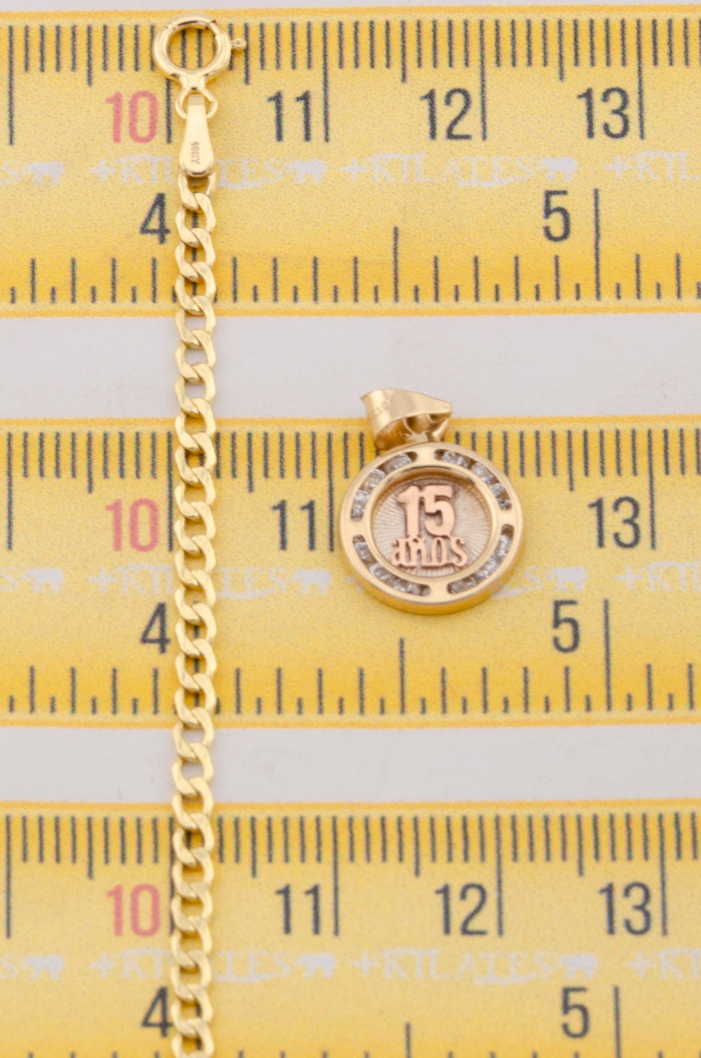 "CADENA DE 50CM PARA ADULTO ESTILO CUBANA CON DIJE DE 15 AÑOS. ORO 10K #775-3137"