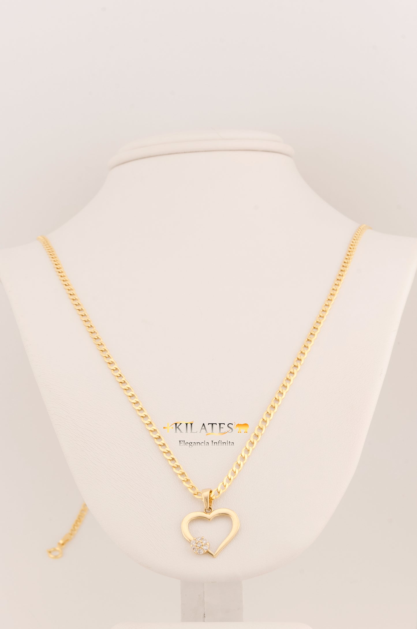 "CADENA DE 50CM PARA ADULTO ESTILO CUBANA CON DIJE DE CORAZON CON ZIRCONIA BLANCA AL LADO. ORO 10K #775-3115"