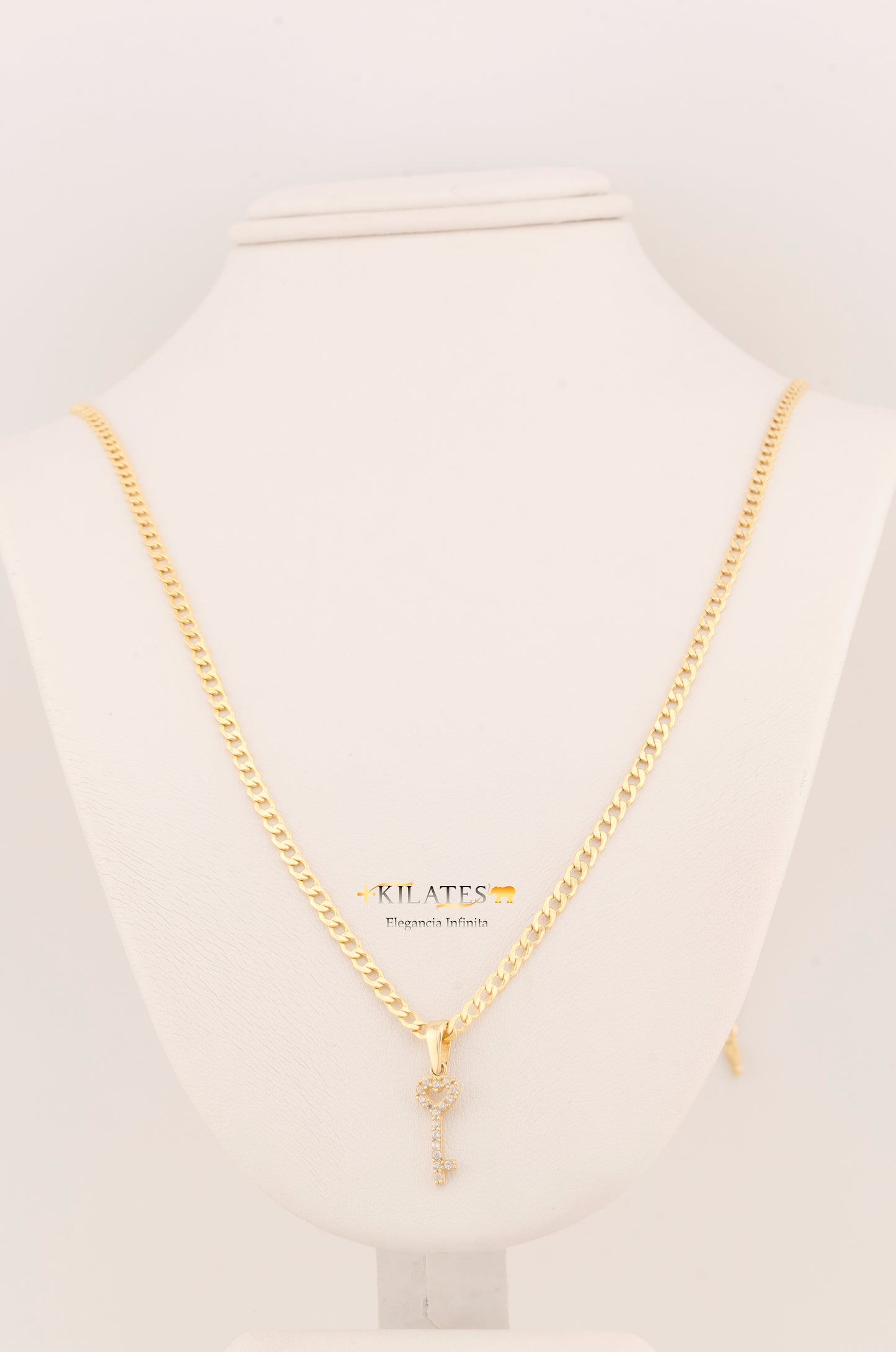 "CADENA DE 50CM PARA ADULTO ESTILO CUBANA CON DIJE DE LLAVE CON ZIRCONIA BLANCA. ORO 10K #775-3130"