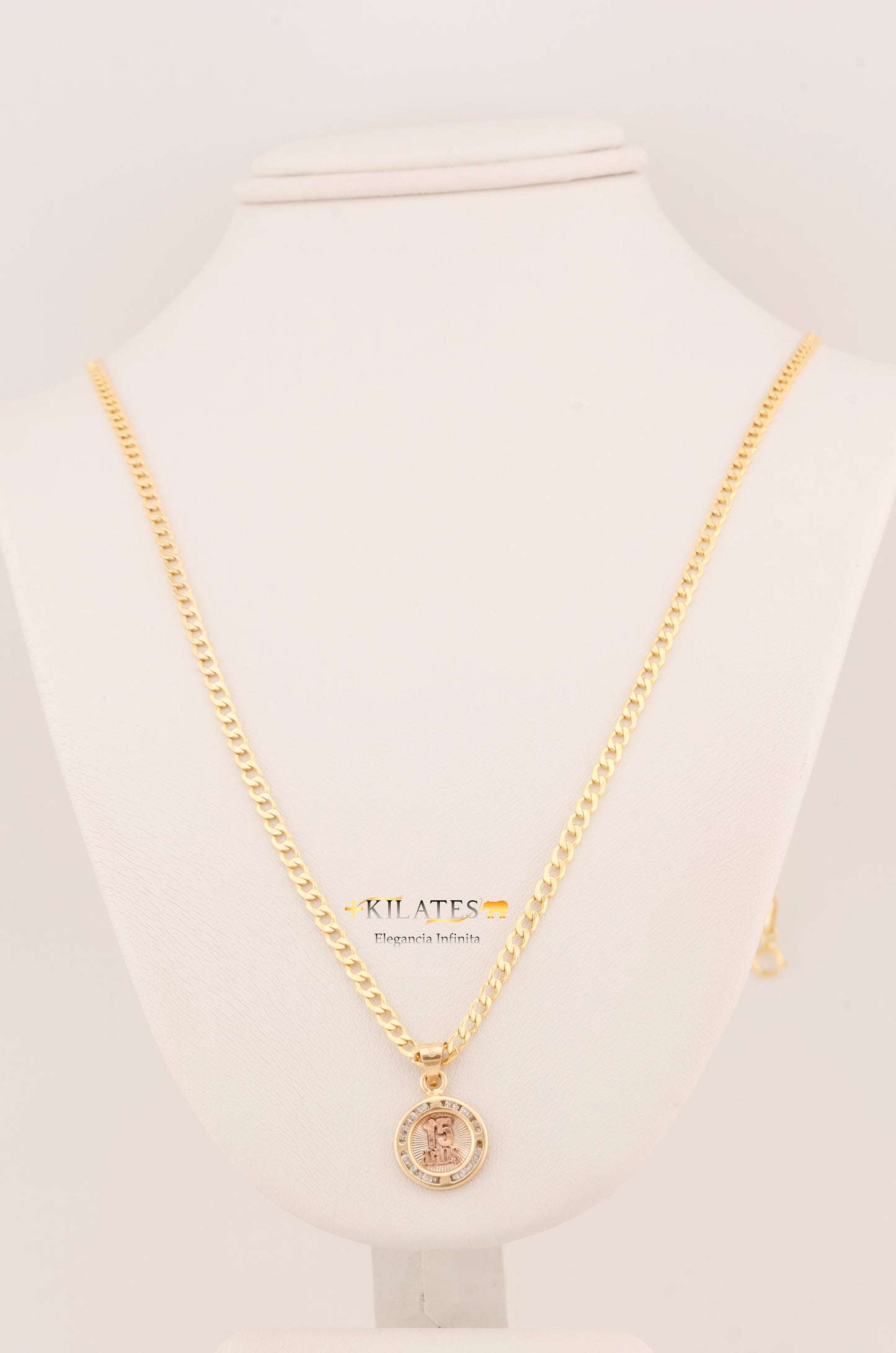 "CADENA DE 50CM PARA ADULTO ESTILO CUBANA CON DIJE DE 15 AÑOS. ORO 10K #775-3137"