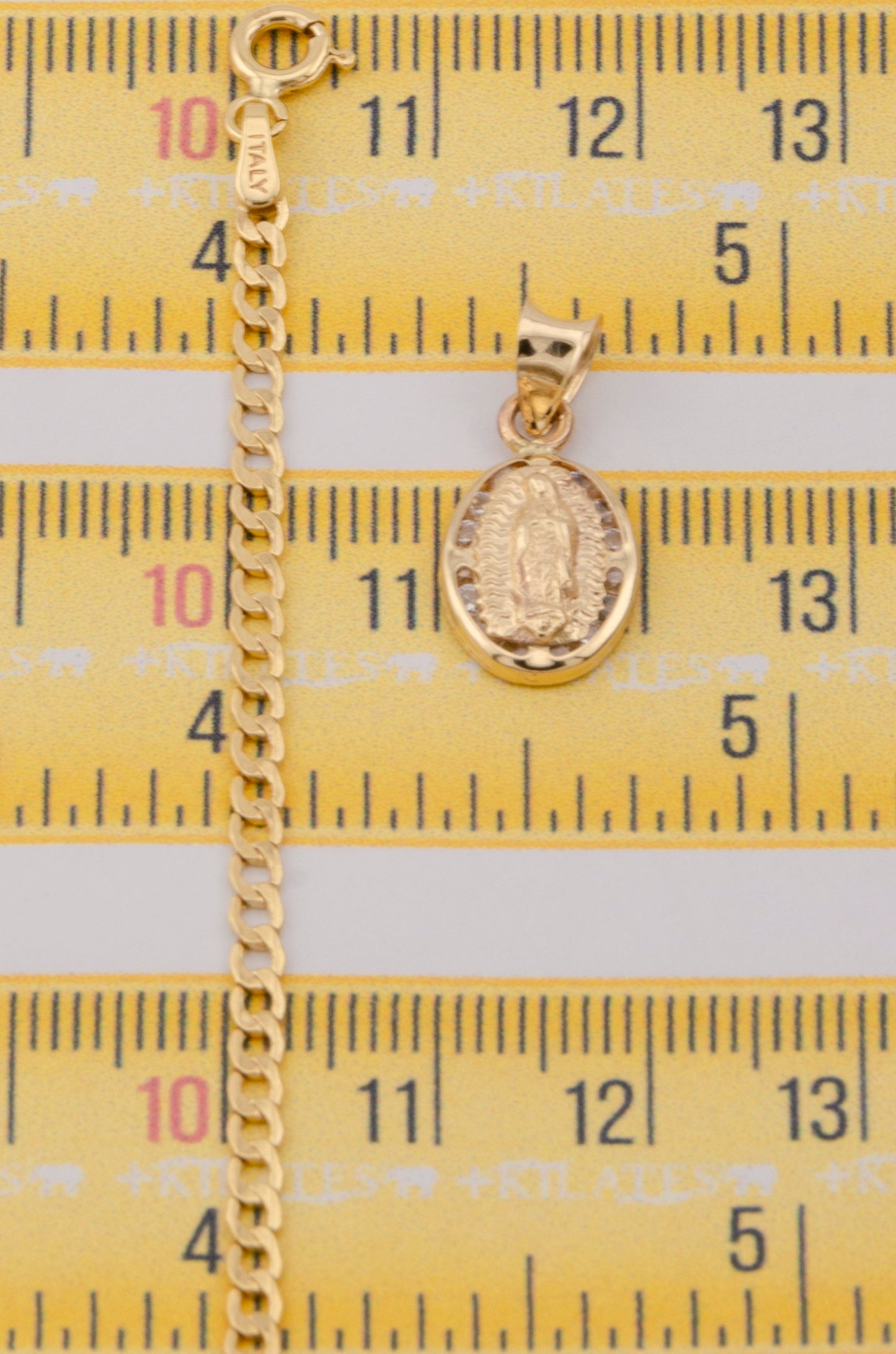"CADENA DE 50CM PARA ADULTO ESTILO CUBANA CON DIJE OVALADO PEQUEÑO DE LA VIRGEN. ORO 10K #775-3225"