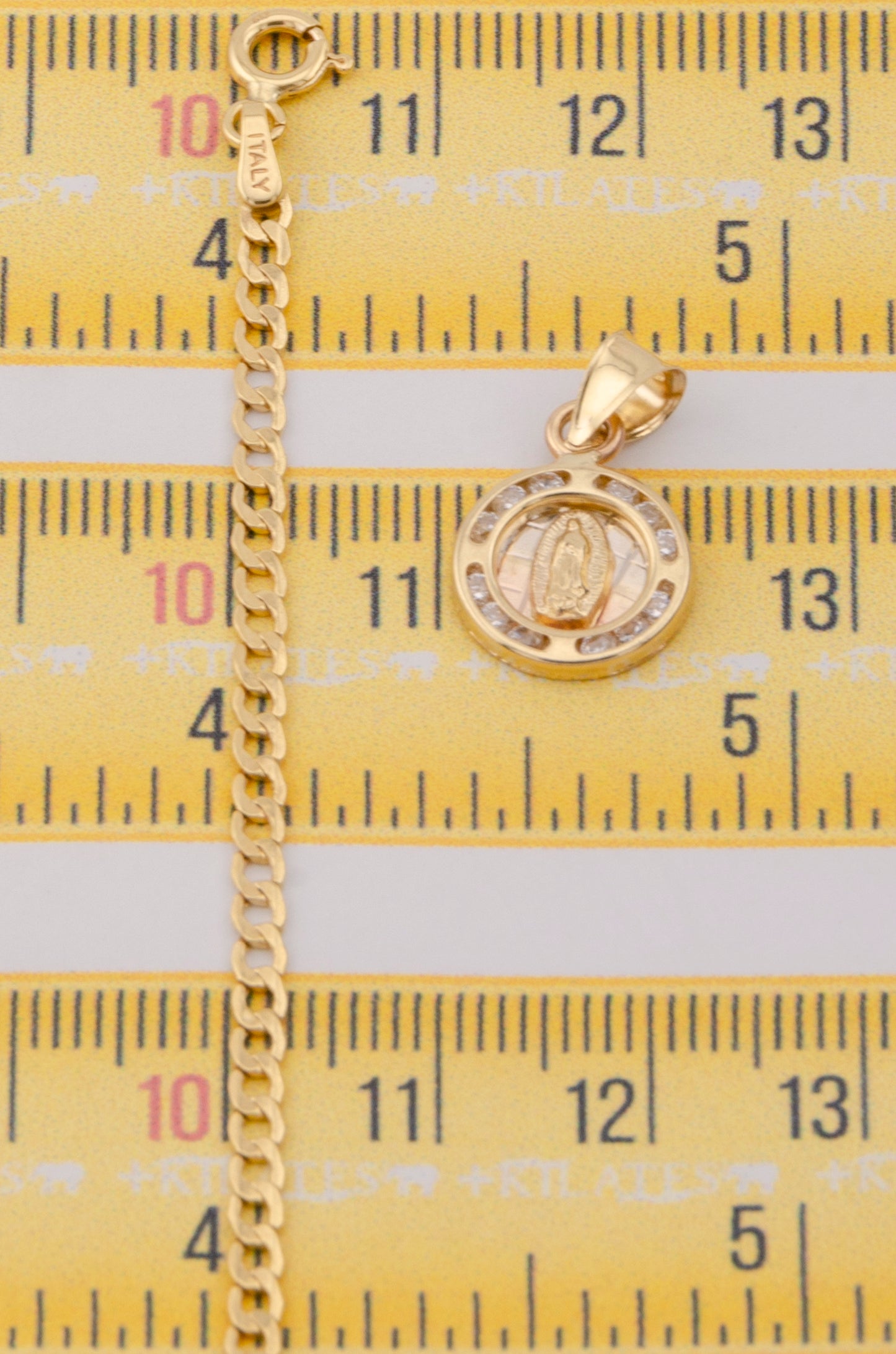 "CADENA DE 50CM PARA ADULTO ESTILO CUBANA CON DIJE REDONDO PEQUEÑO DE LA VIRGEN . ORO 10K #775-3214"