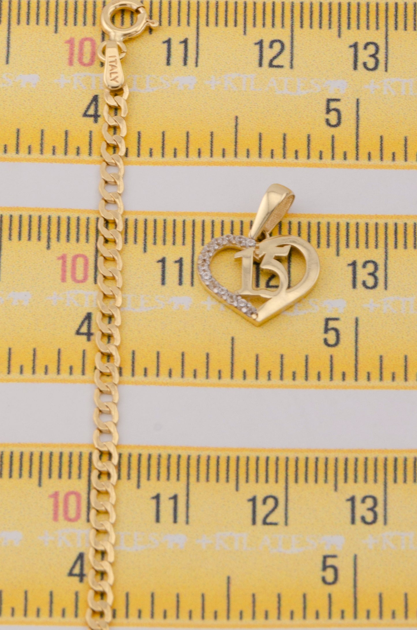 CADENA DE 50CM PARA ADULTO ESTILO CUBANA CON DIJE DE 15 AÑOS . ORO 10K #775-3215