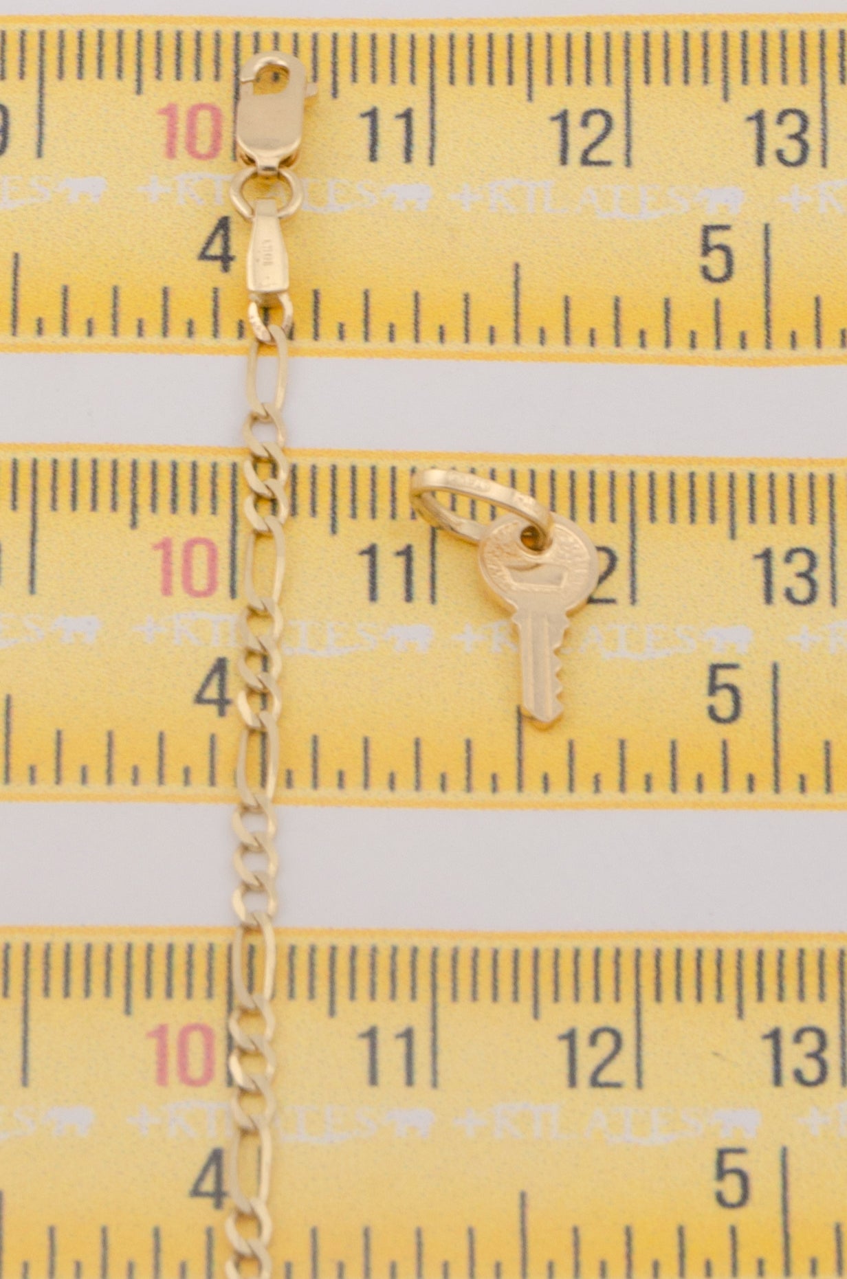"CADENA DE 50CM PARA ADULTO ESTILO 3+1 SOLIDA CON DIJE DE LLAVE. ORO 10K #775-3286"