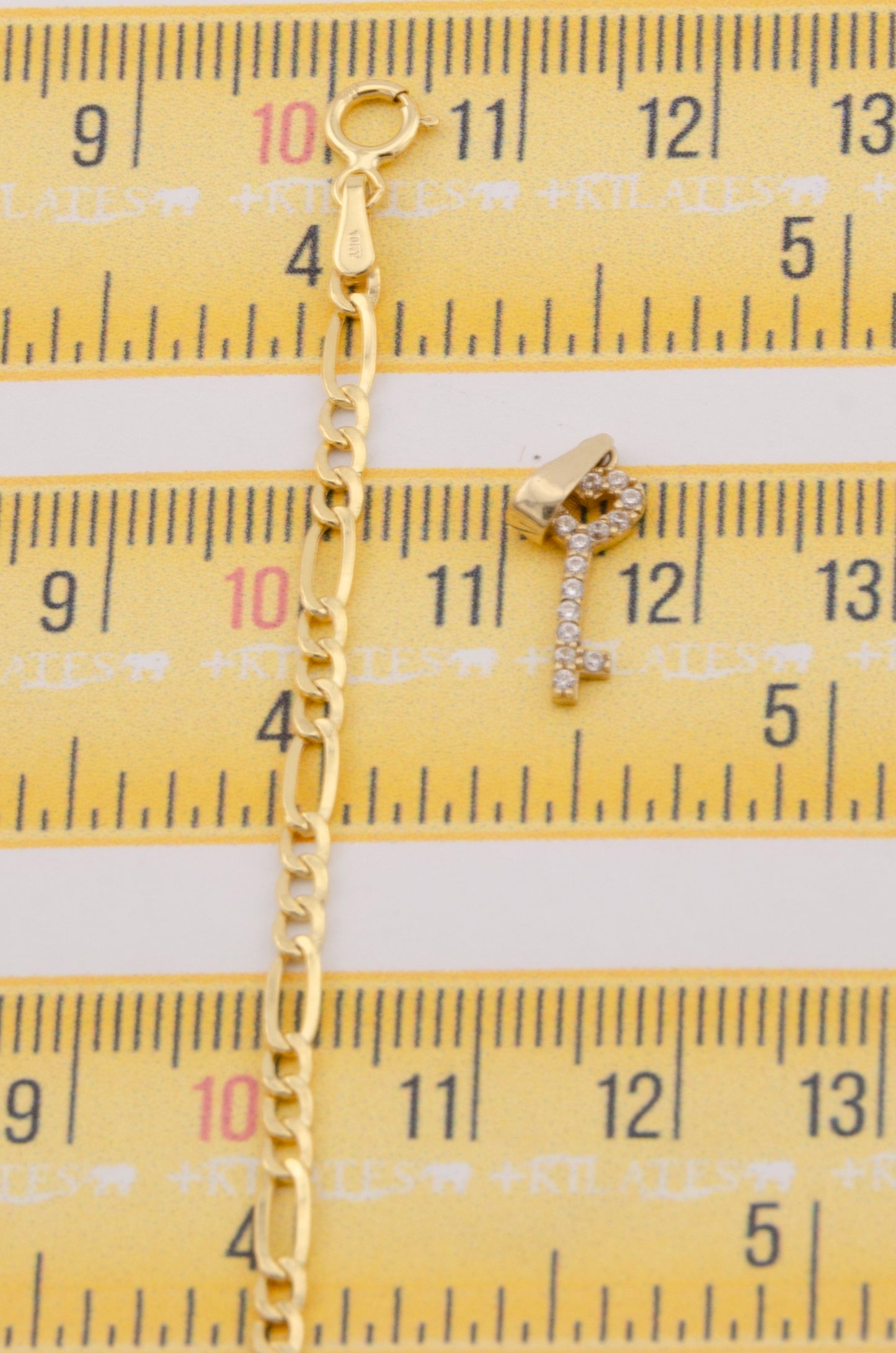 "CADENA DE 50CM PARA ADULTO ESTILO 3+1 CON DIJE DE DE LLAVE CON ZIRCONIA BLANCA. ORO 10K #775-3435"