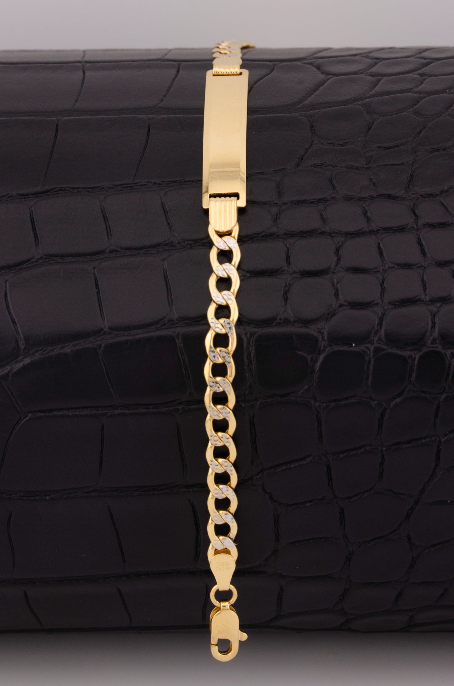"PULSERA PARA NIÑ0 DE 15.5CM ESTILO CUBANA DIAMANTADA CON PLACA. ORO 10K #775-3452"