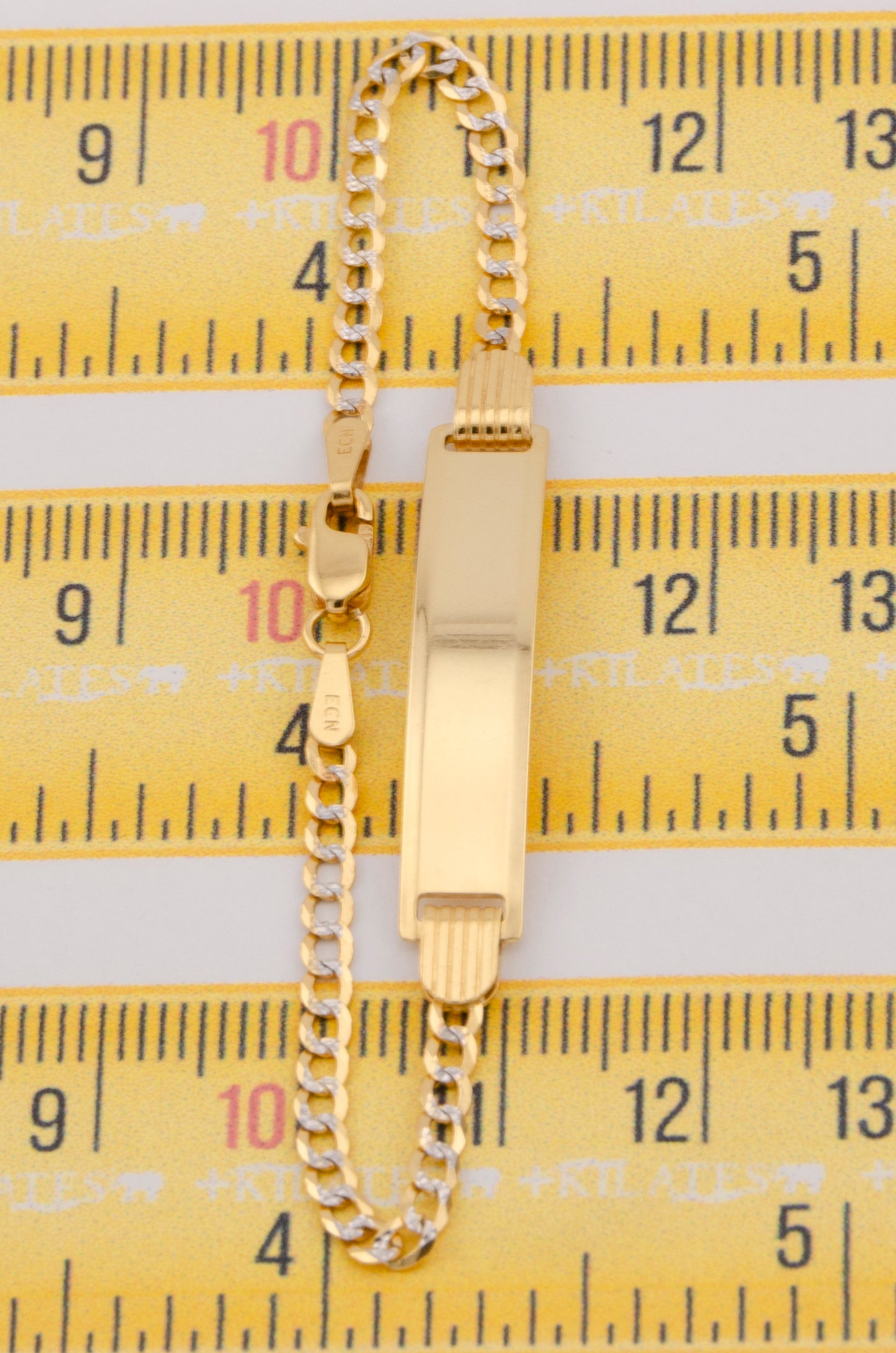 "PULSERA PARA NIÑ0 DE 15.5CM ESTILO CUBANA DIAMANTADA CON PLACA. ORO 10K #775-3450"