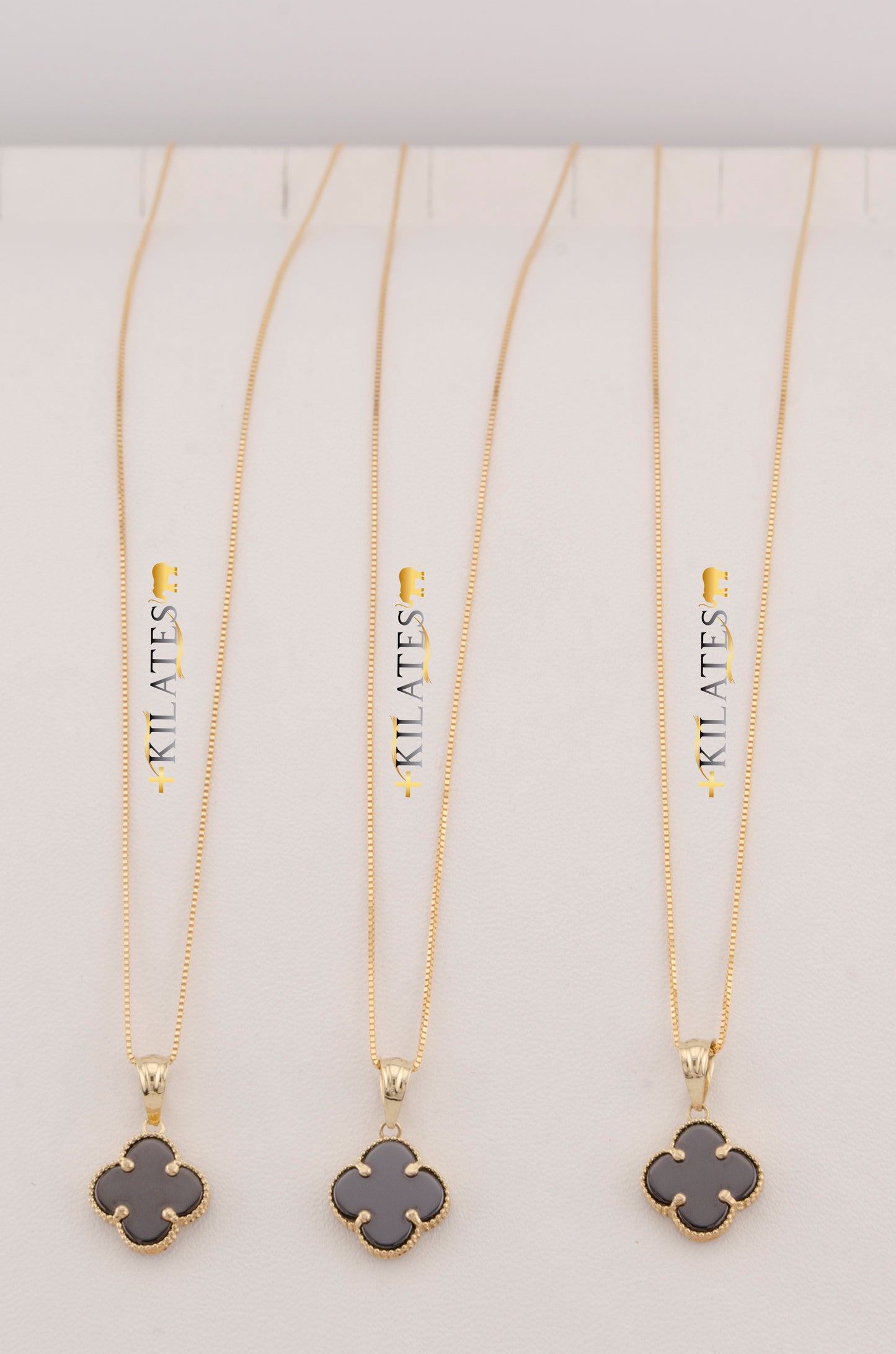 "CADENA DE 50CM PARA ADULTO ESTILO FINITA CON DIJE DE TREBOL VAN CLEEF NEGRO. ORO 10K #775-3484"